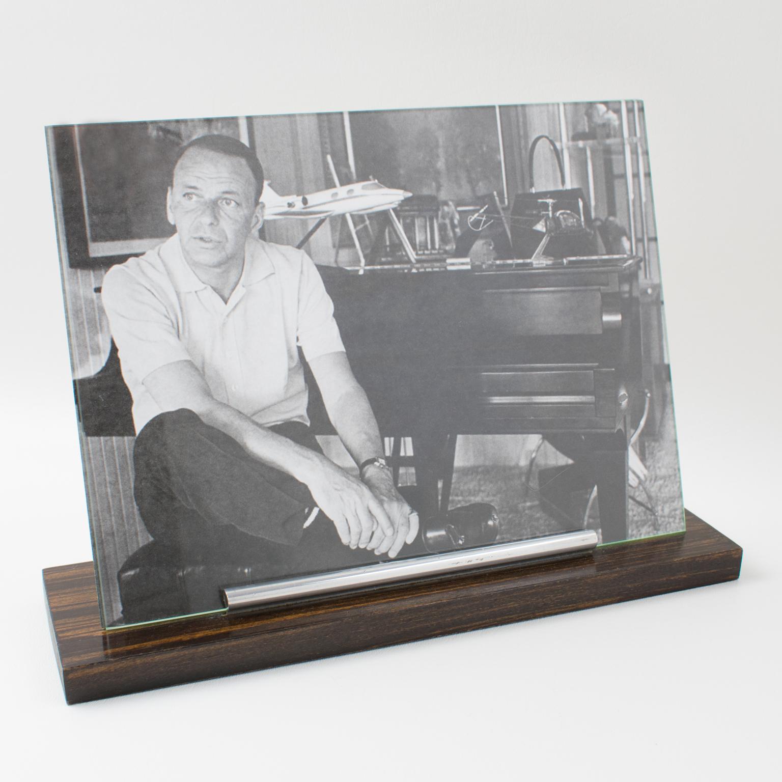 Stylish 1930s Art Deco picture photo frame, featuring thick hand-rubbed wood plinth with Macassar wood pattern and extra-long chromed metal stick. The frame is complete with its two glass sheets to enclose the photograph. The picture can be placed