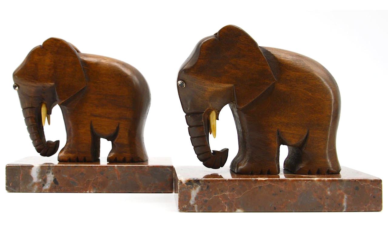 Französische Art Deco Buchstützen, Frankreich, 1930er Jahre. Ein paar Elefanten. Holz, Bakelit und Marmor. Jedes, Höhe: 12 cm (4.7