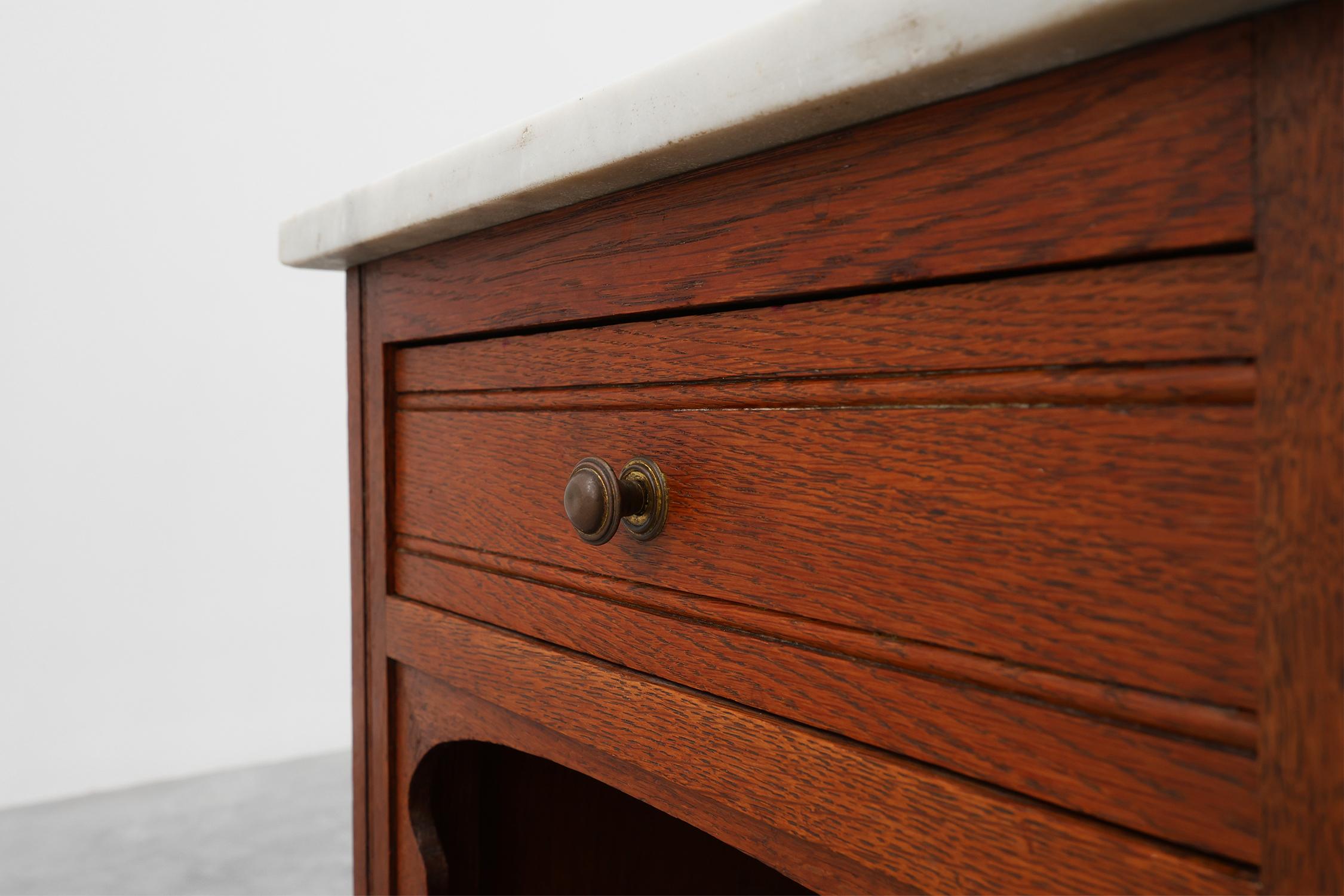 Mesilla de noche francesa Art Decó de madera y tapa de mármol gris, años 20 en venta 4