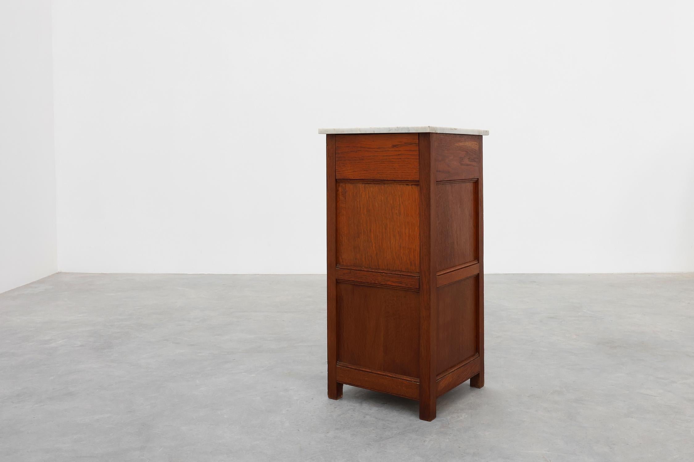 Mesilla de noche francesa Art Decó de madera y tapa de mármol gris, años 20 en venta 5