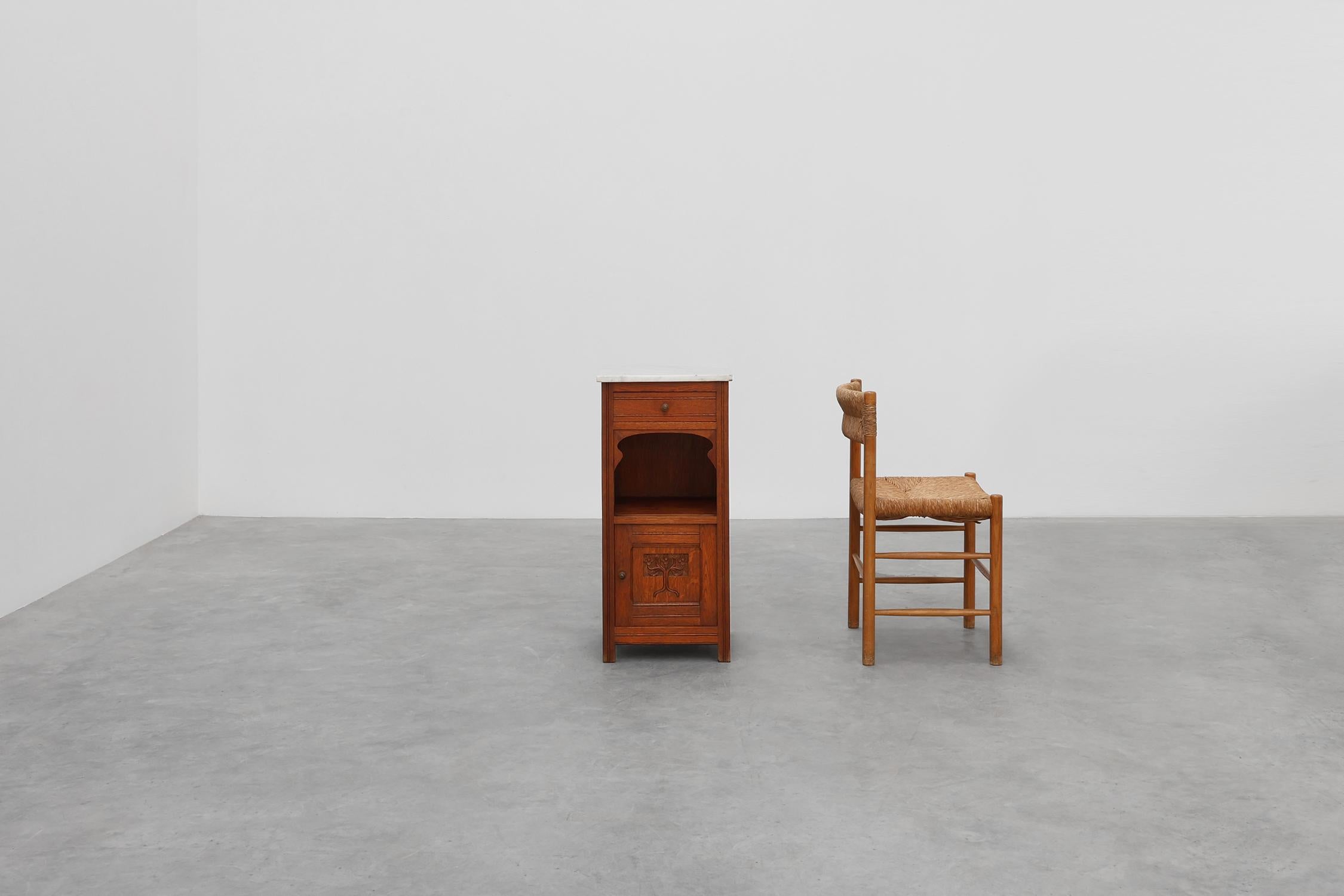 Francia / 1920 / Mesilla de noche / madera y mármol / Art Decó

Esta encantadora mesilla de noche francesa Art Déco de hacia 1920 es una mezcla maravillosamente equilibrada de diseño funcional y refinada artesanía. Construida en madera de tonos