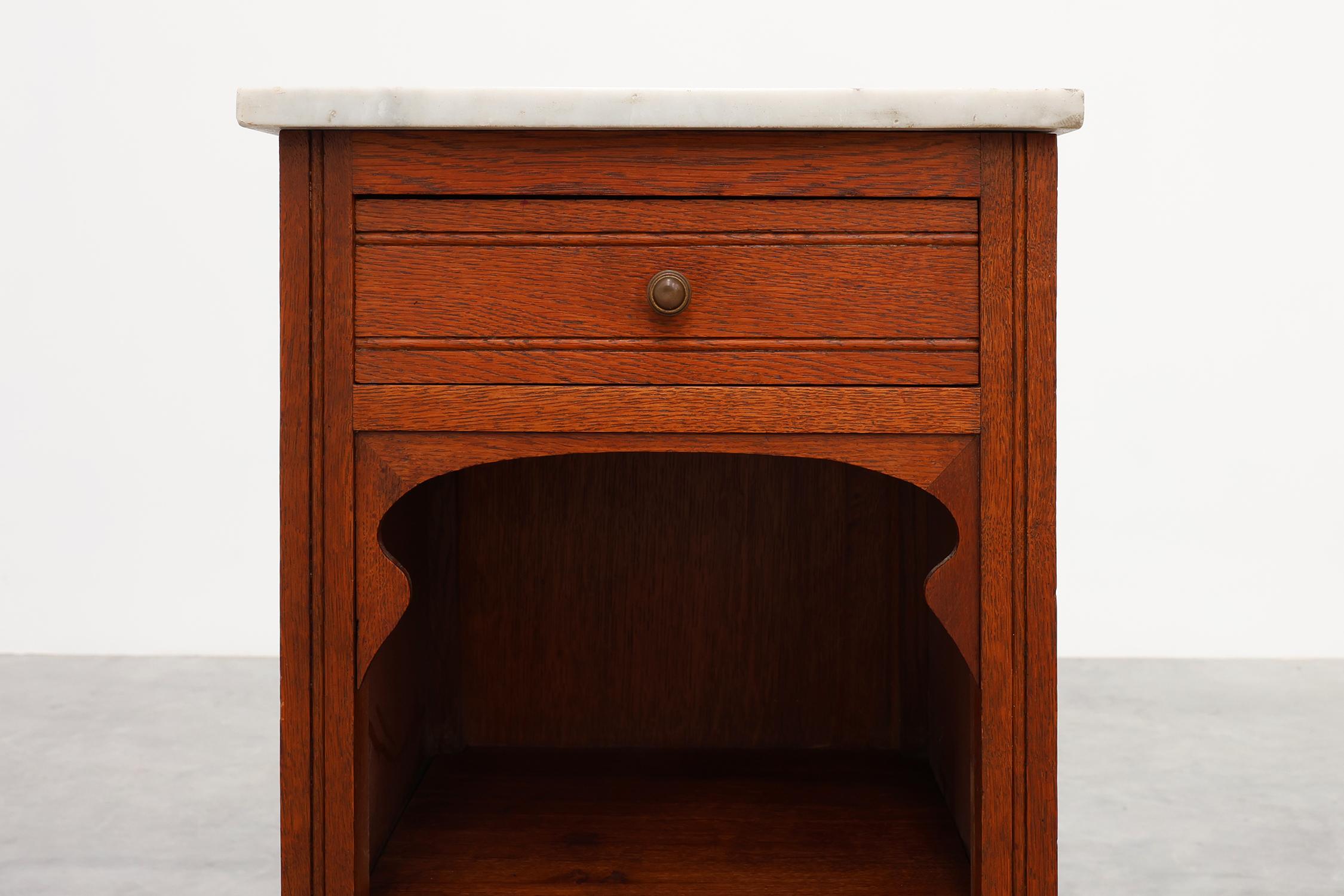 Mesilla de noche francesa Art Decó de madera y tapa de mármol gris, años 20 Francés en venta