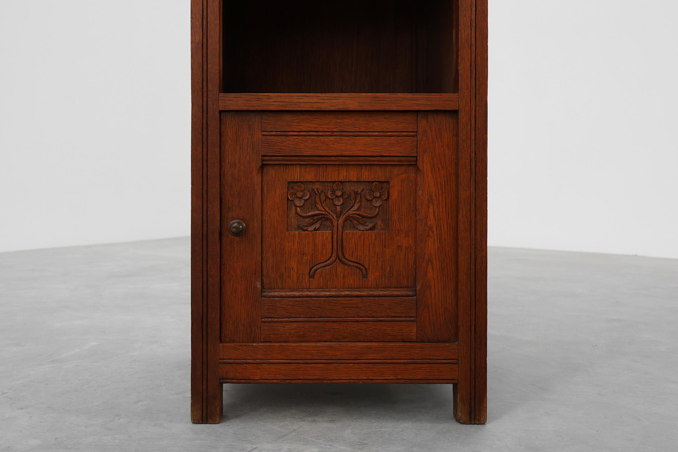 Mesilla de noche francesa Art Decó de madera y tapa de mármol gris, años 20 Tallado en venta