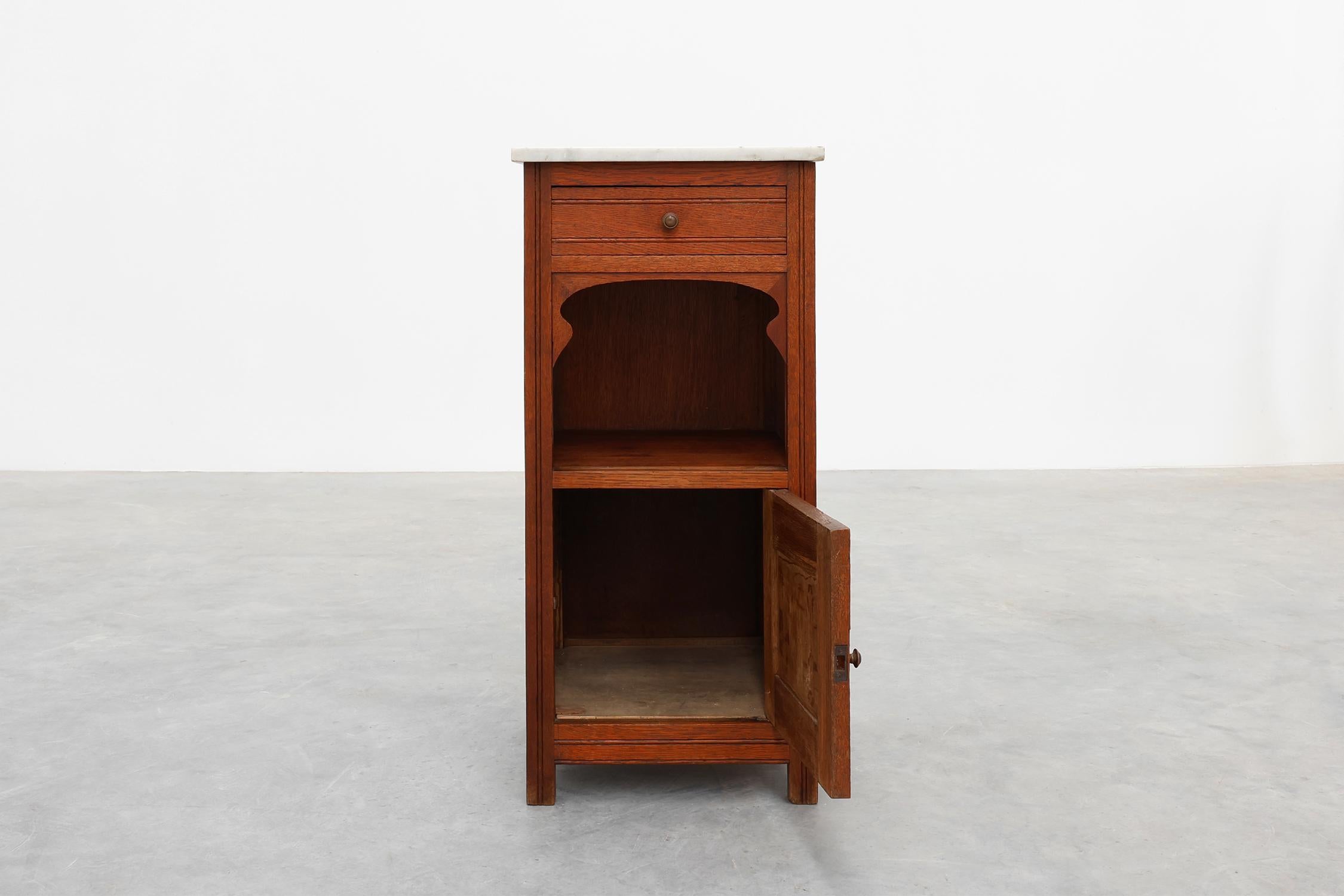 Mesilla de noche francesa Art Decó de madera y tapa de mármol gris, años 20 en Bueno estado para la venta en Meulebeke, BE