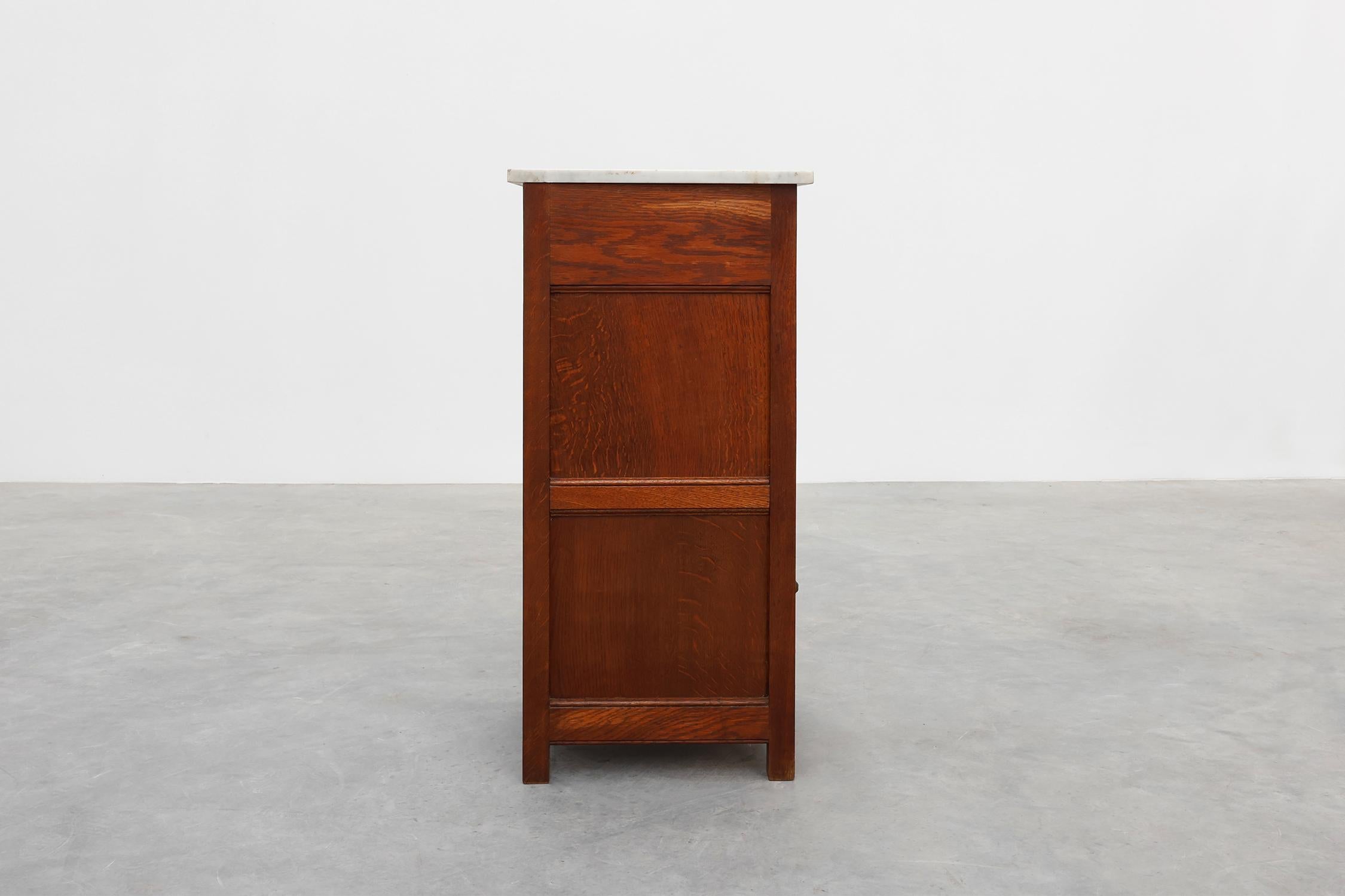 Mesilla de noche francesa Art Decó de madera y tapa de mármol gris, años 20 principios del siglo XX en venta