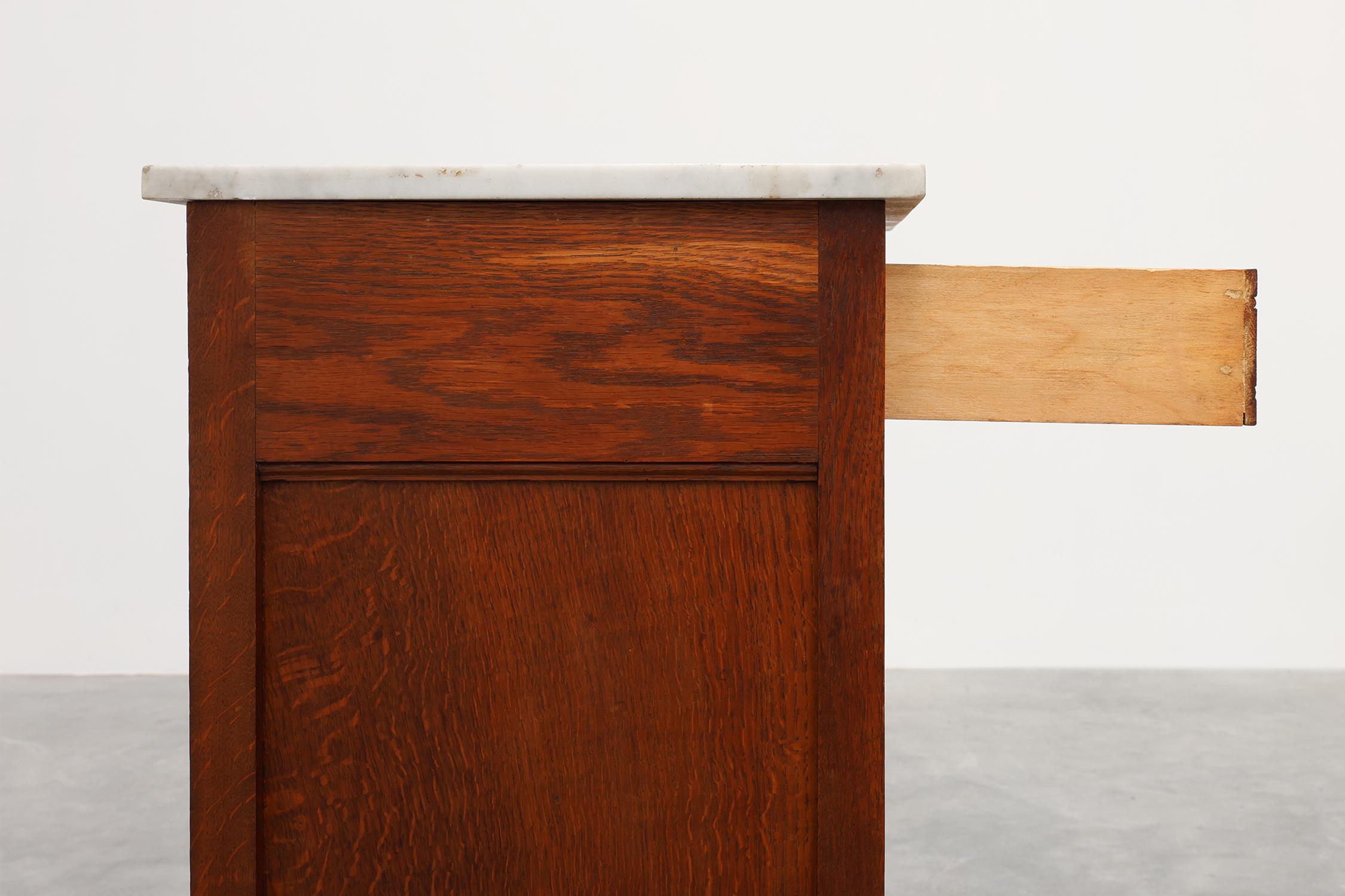 Mesilla de noche francesa Art Decó de madera y tapa de mármol gris, años 20 Mármol en venta