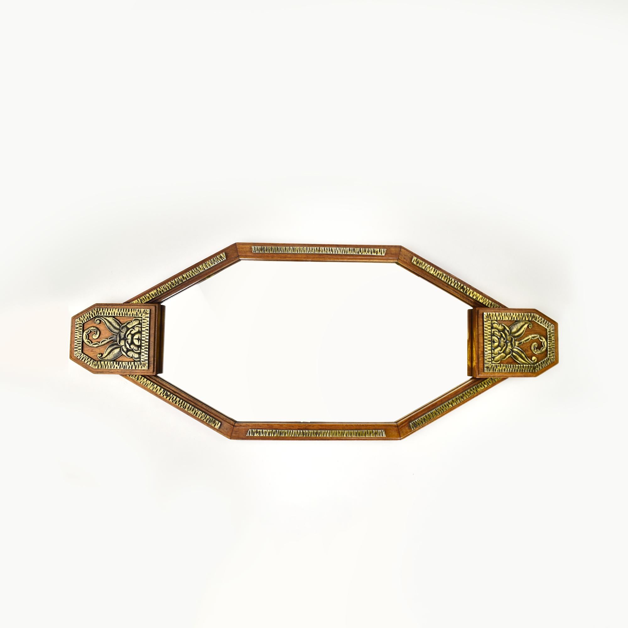 Elegantes französisches Art-Déco-Bartablett aus den 1930er Jahren mit einer auffälligen achteckigen Form und abgeschrägtem Spiegelglas, eingefasst in warm getöntes Holz. Das Tablett ist mit stilisierten, geprägten Metallelementen entlang des Rahmens