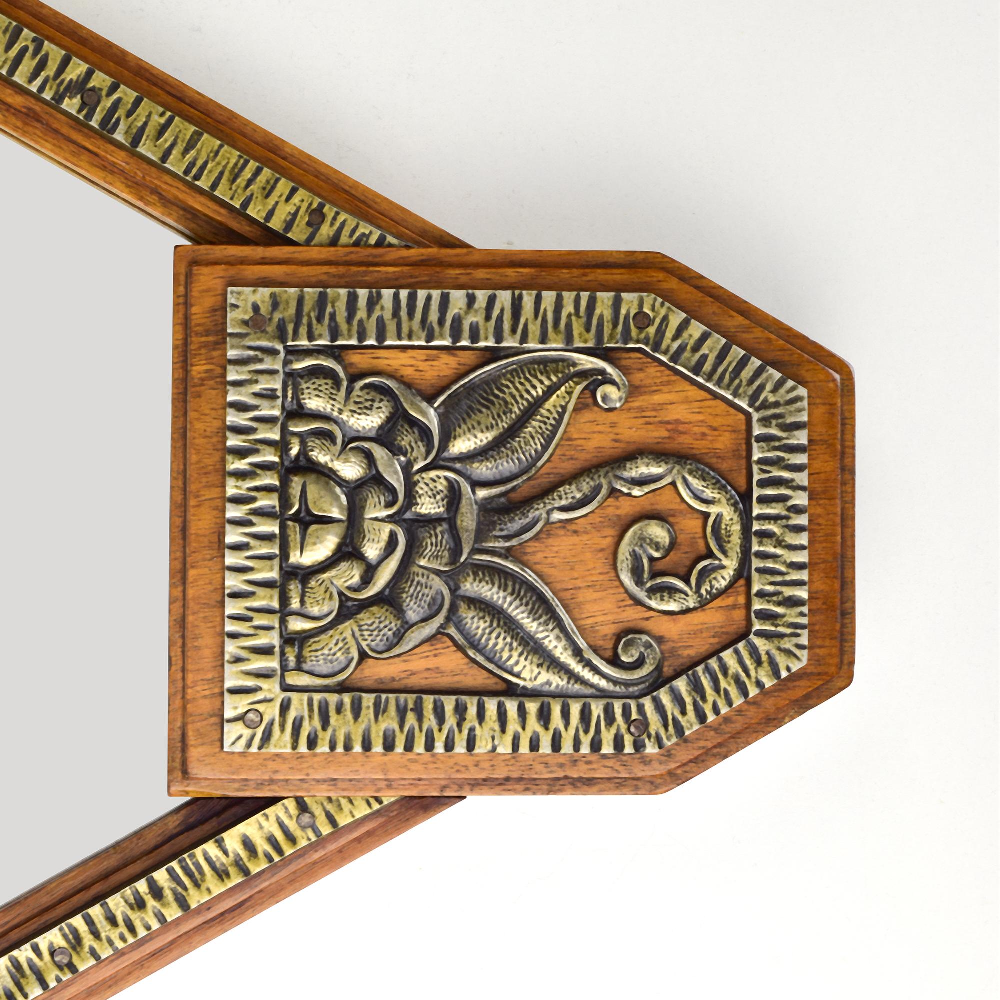 Französisch Art Deco Holztablett mit geprägtem Eisen und Spiegel Edgar Brandt Stil (Gehämmert) im Angebot