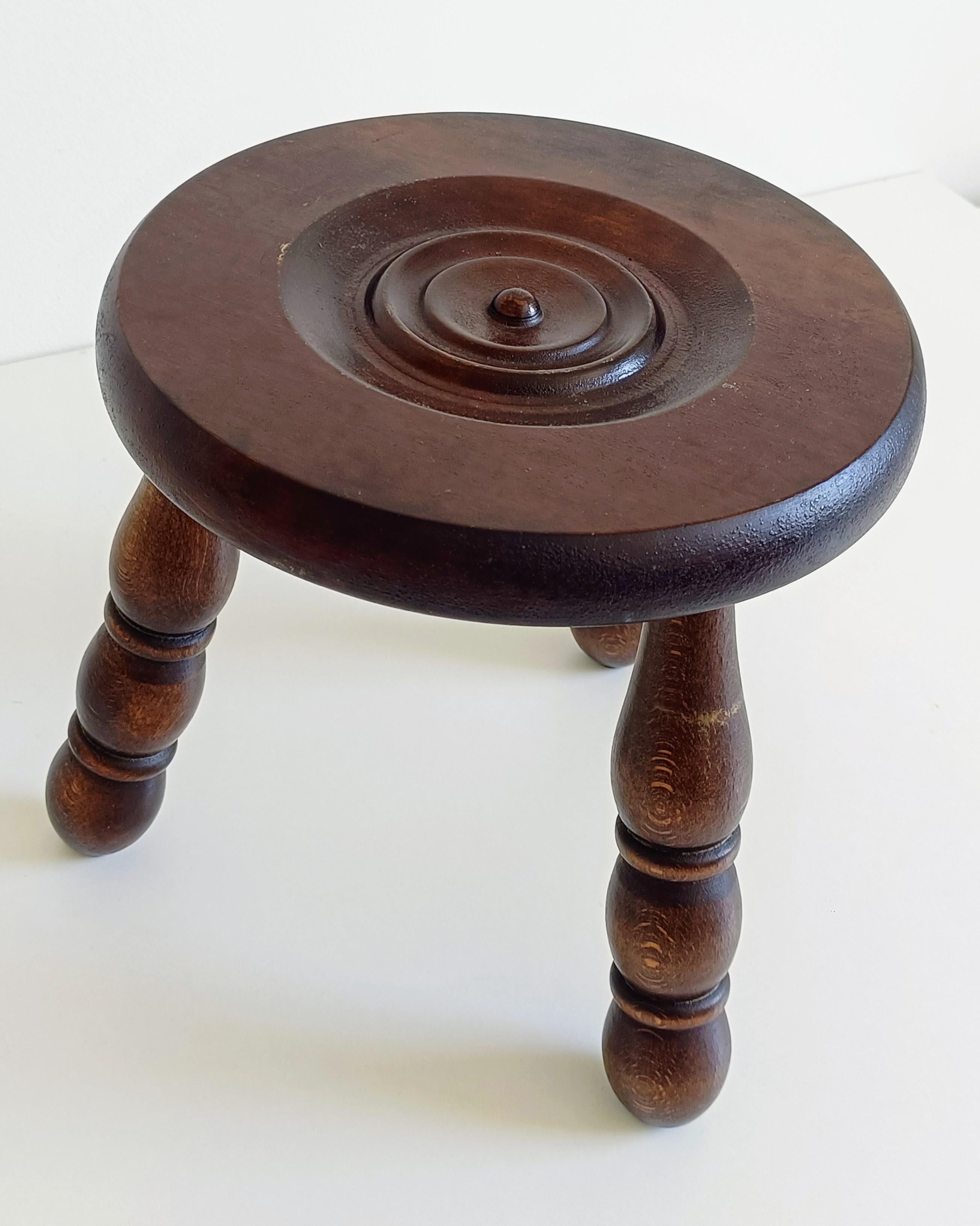 Tabouret tripode Art déco en bois français, attribué à Charles Dudouyt, milieu du 20e siècle

Tabouret tripode en bois français de style Art déco, finement ouvragé, rappelant fortement le travail de Charles Diptych Fine Arts. Fabriqué à la main en