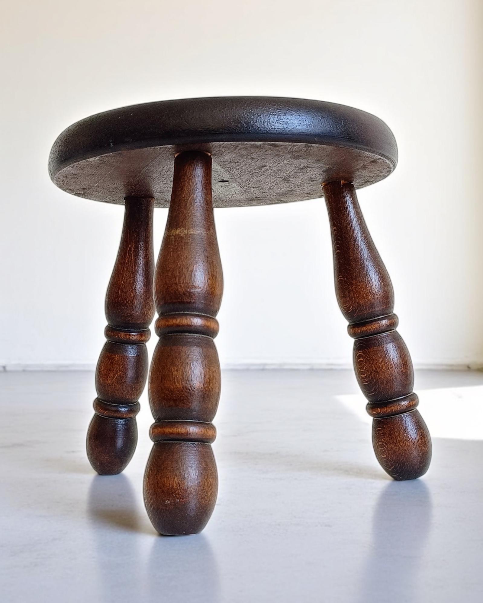 Bois Tabouret ou table d'appoint Art déco français dans le style de Charles Dudouyt en vente