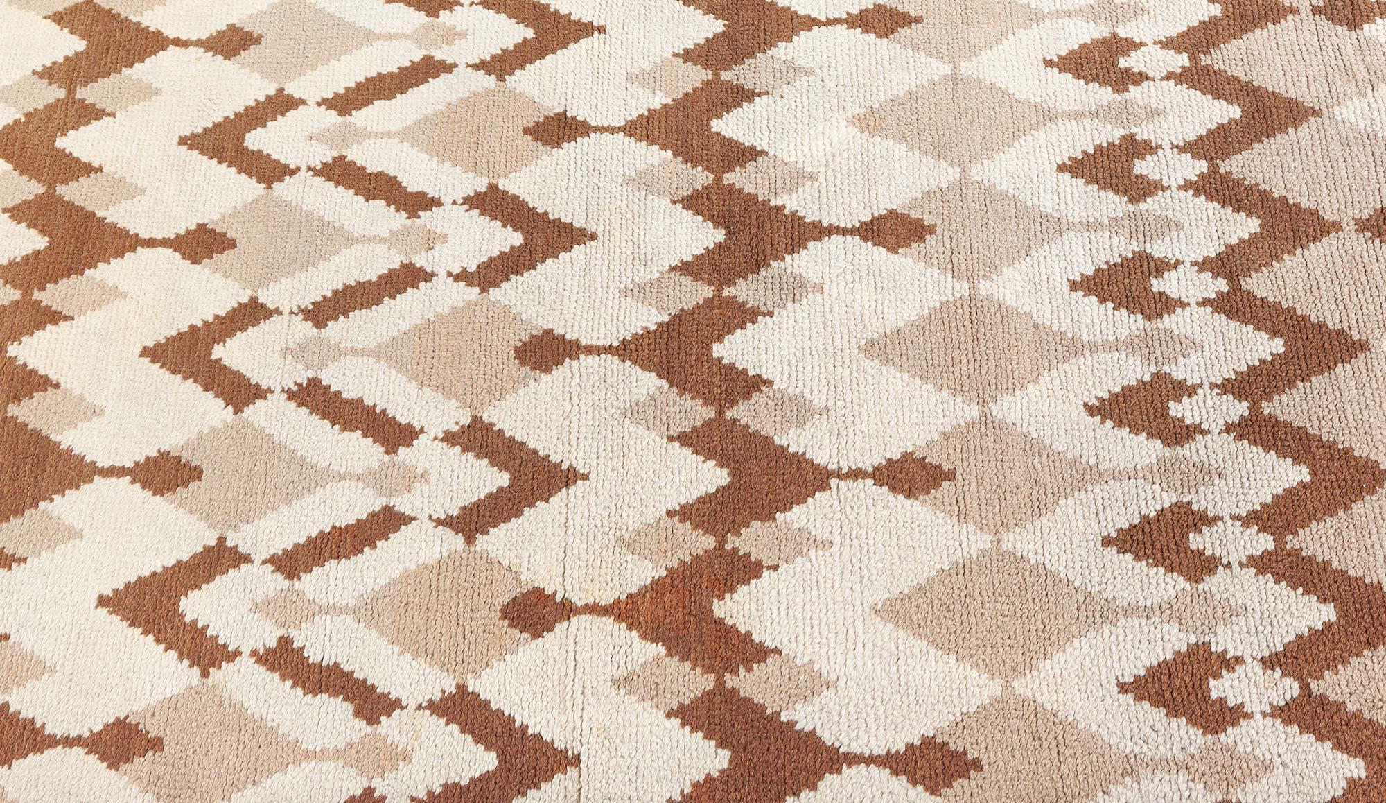 Französischer Art-déco-Teppich von Paul Haesaerts aus beiger und brauner Wolle, Mitte des 20.
Größe: 8'0