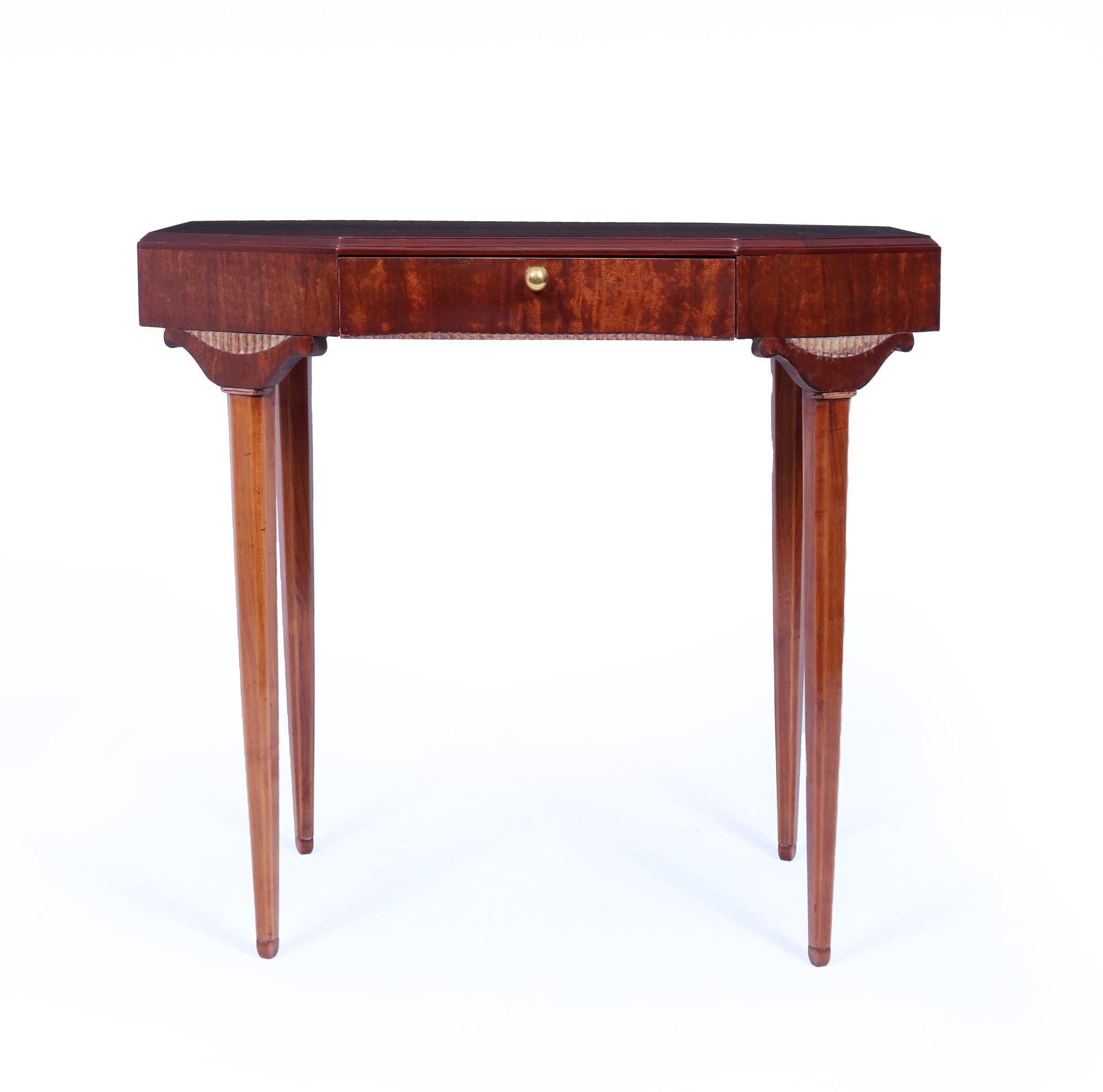 Table à écrire Art déco français
Très élégante et bien proportionnée, cette table à écrire pour dames a été fabriquée en France dans les années 1920. Le plateau est de forme octogonale avec un tiroir à queue d'aronde et une poignée boule en laiton.