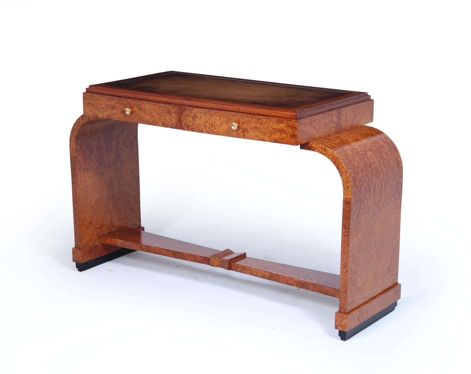 Table à écrire Art Déco 
Une jolie petite table à écrire pour dames Art Déco française produite dans les années 1920 en ronce d'if avec deux tiroirs et un dessus en cuir inséré et reposant sur une base incurvée, le bureau a été professionnellement