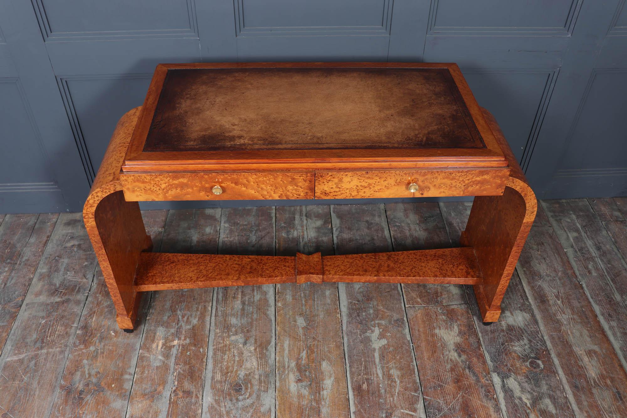 Bureau Art Déco en loupe d'if Excellent état - En vente à Paddock Wood Tonbridge, GB