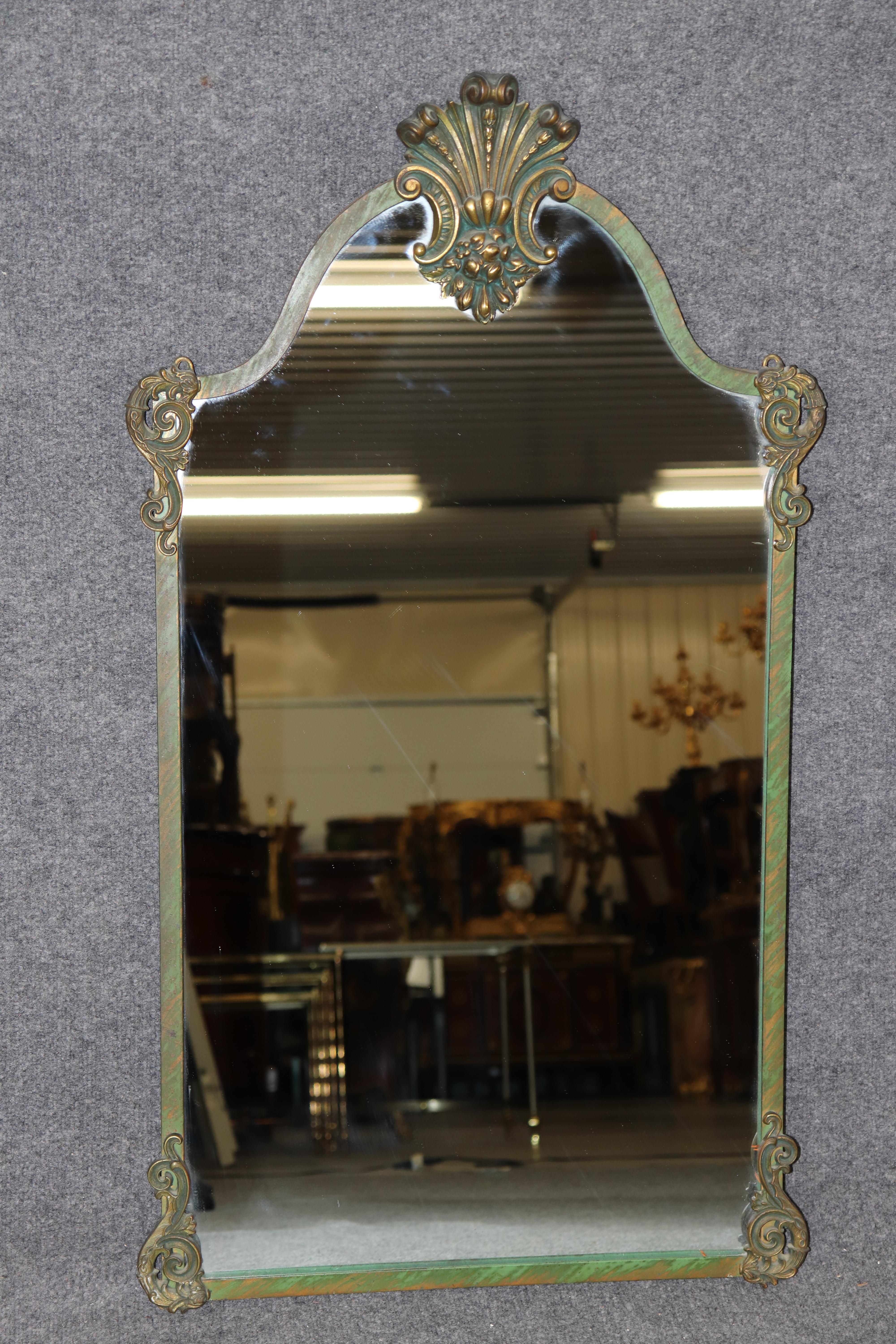 Dimensions - H : 39 1/4 in W : 22 1/4 in D : 2 1/4 in 
(Cette pièce est assortie à la console en marbre art déco Demilune sur notre page)

Exemple étonnant du design français du début du XXe siècle, ce miroir Art déco français des années 1930 allie