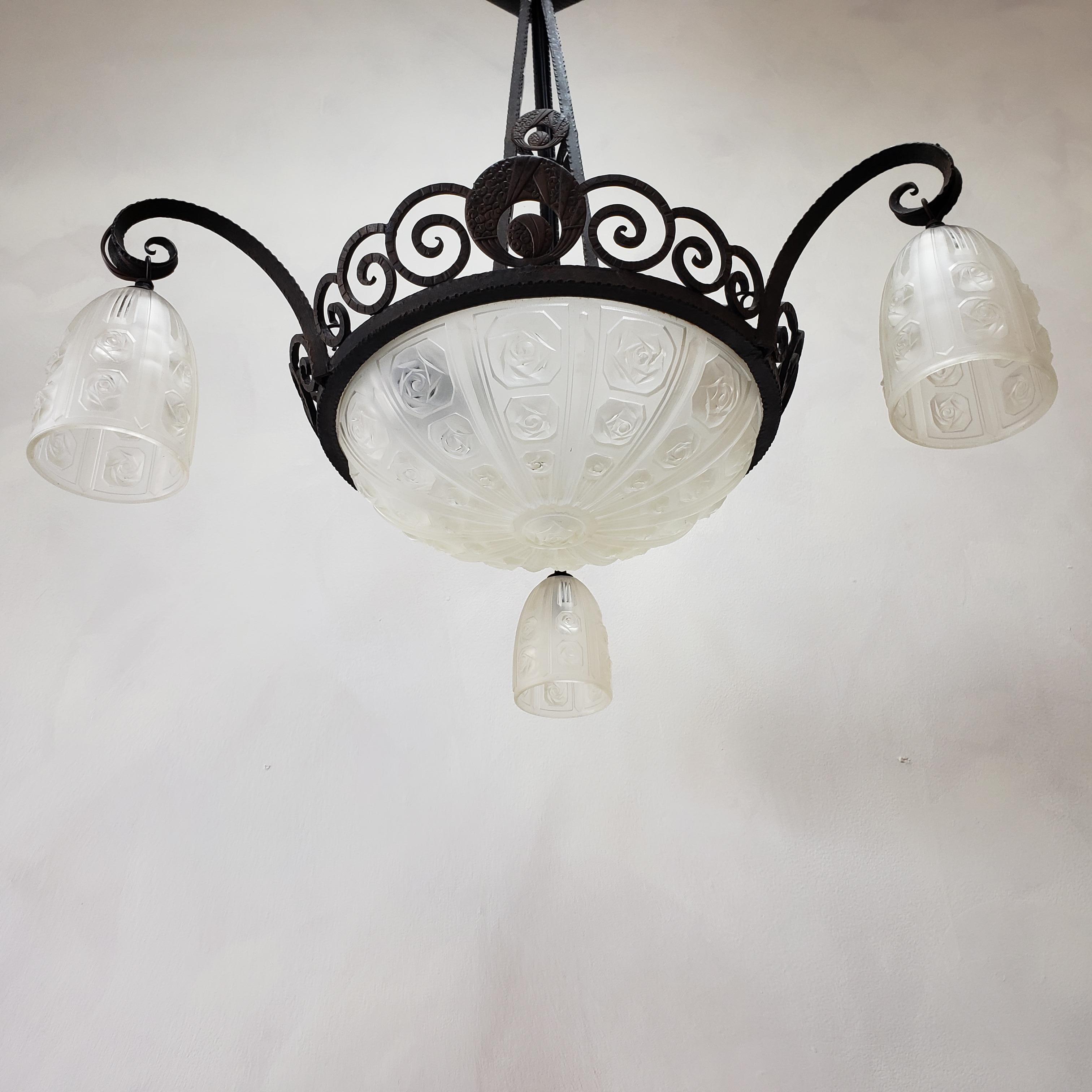 Early 20th Century French Art Deco Wrought Iron and Cased Glass Chandelier For Sale