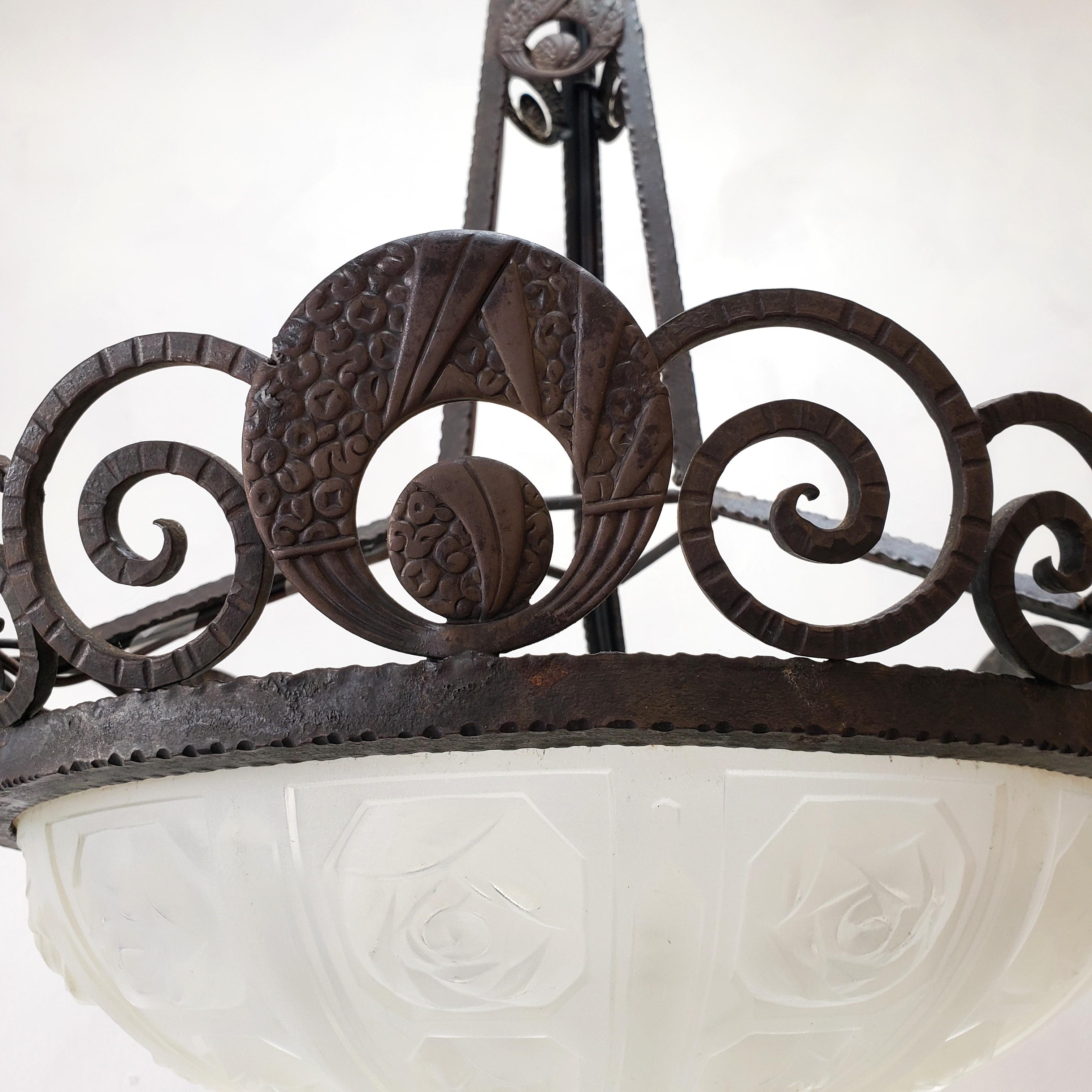 Lampadario francese Art Déco in ferro battuto e vetro incamiciato in vendita 1