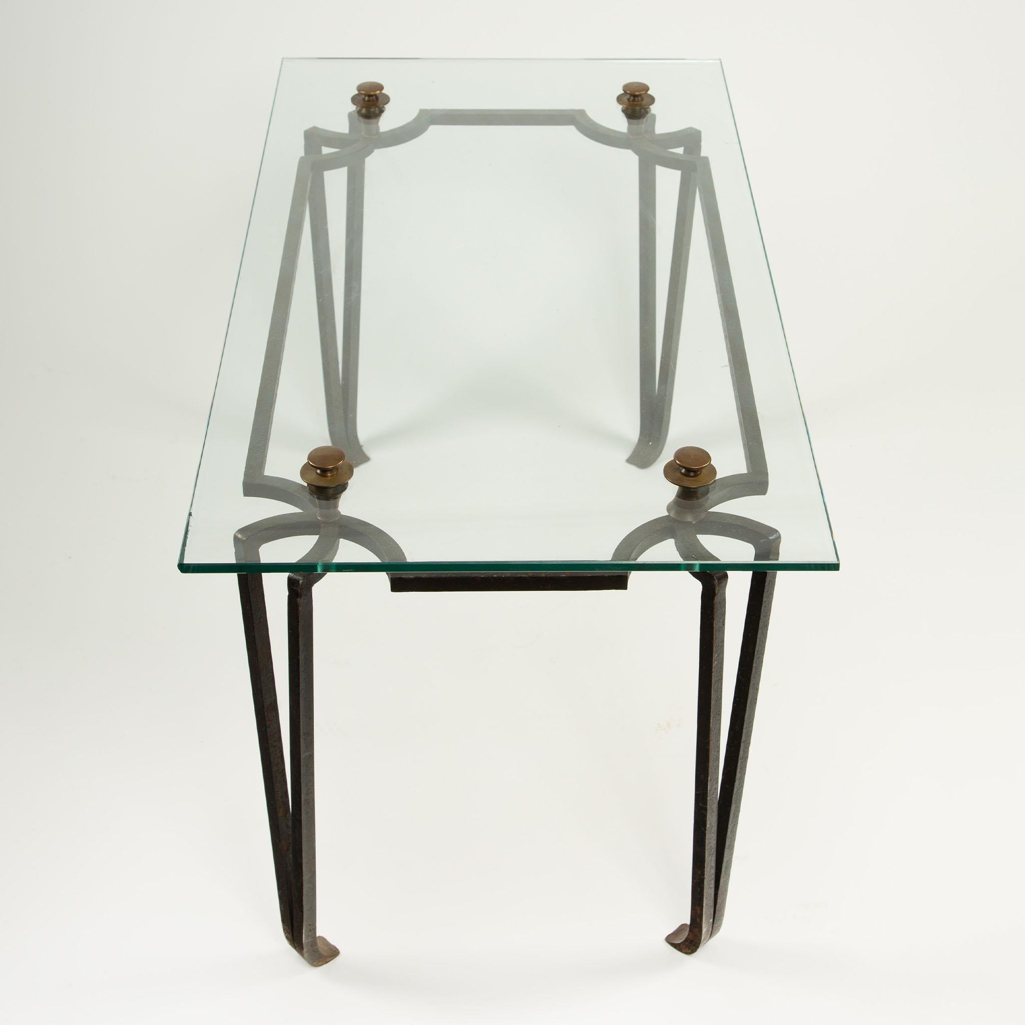 Français Table basse en fer forgé et verre de style Art Déco français avec épis de faîtage en bronze C.C. en vente