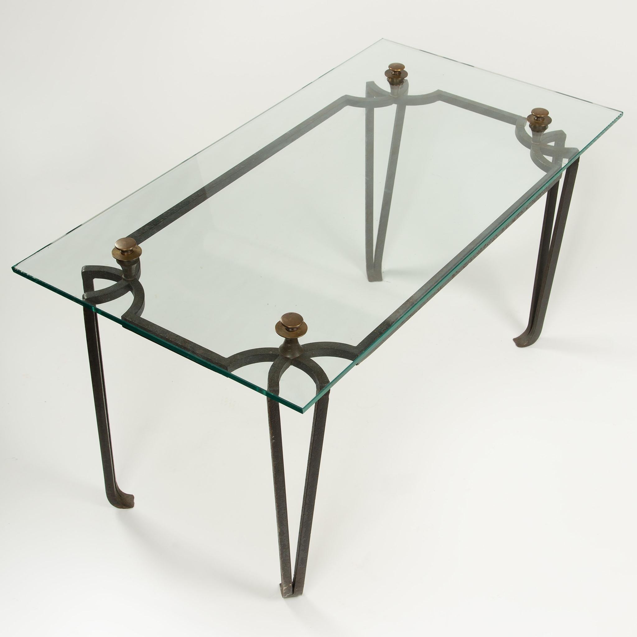 20ième siècle Table basse en fer forgé et verre de style Art Déco français avec épis de faîtage en bronze C.C. en vente