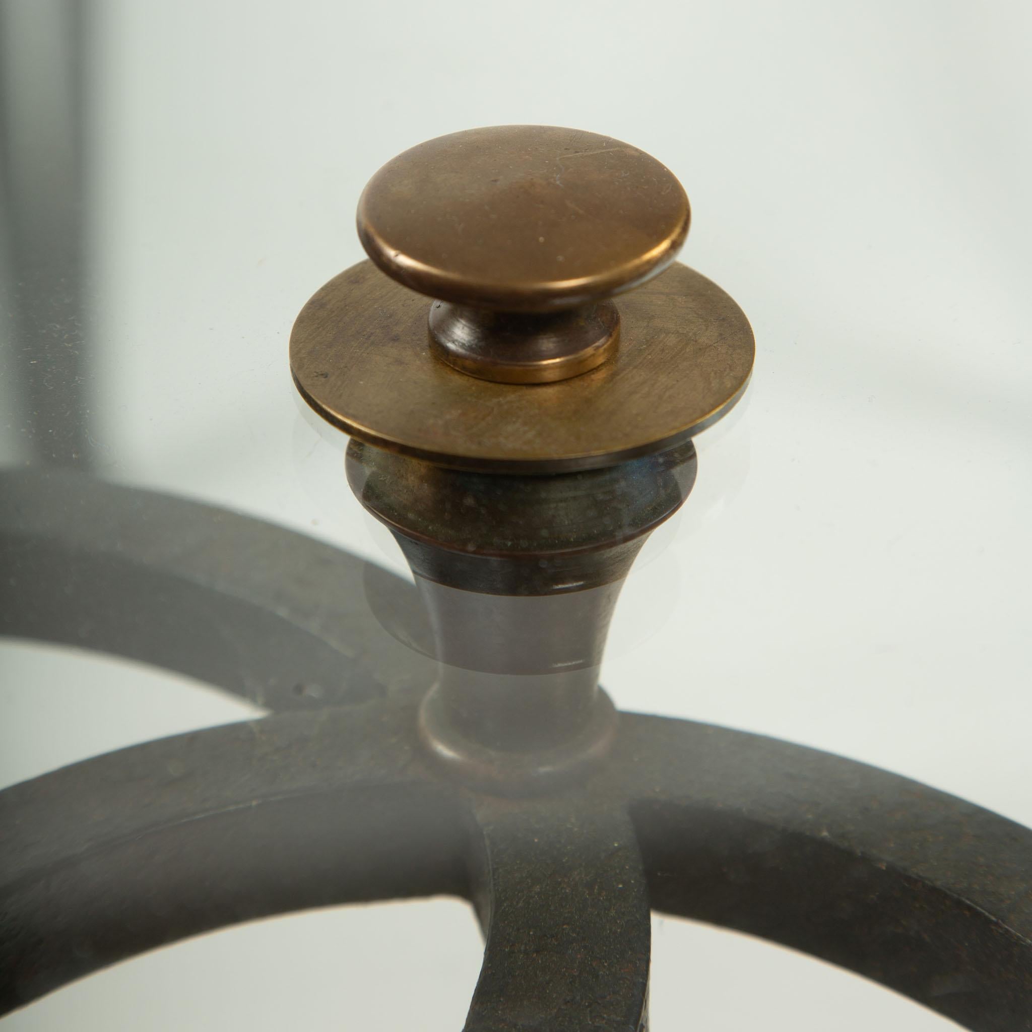 Verre Table basse en fer forgé et verre de style Art Déco français avec épis de faîtage en bronze C.C. en vente