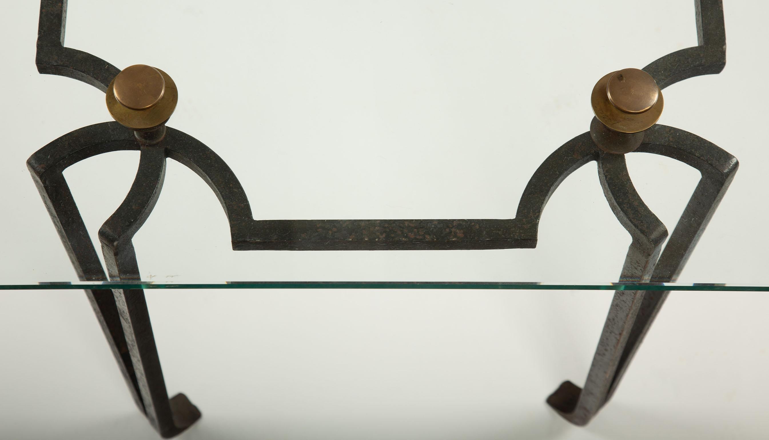 Table basse en fer forgé et verre de style Art Déco français avec épis de faîtage en bronze C.C. en vente 1