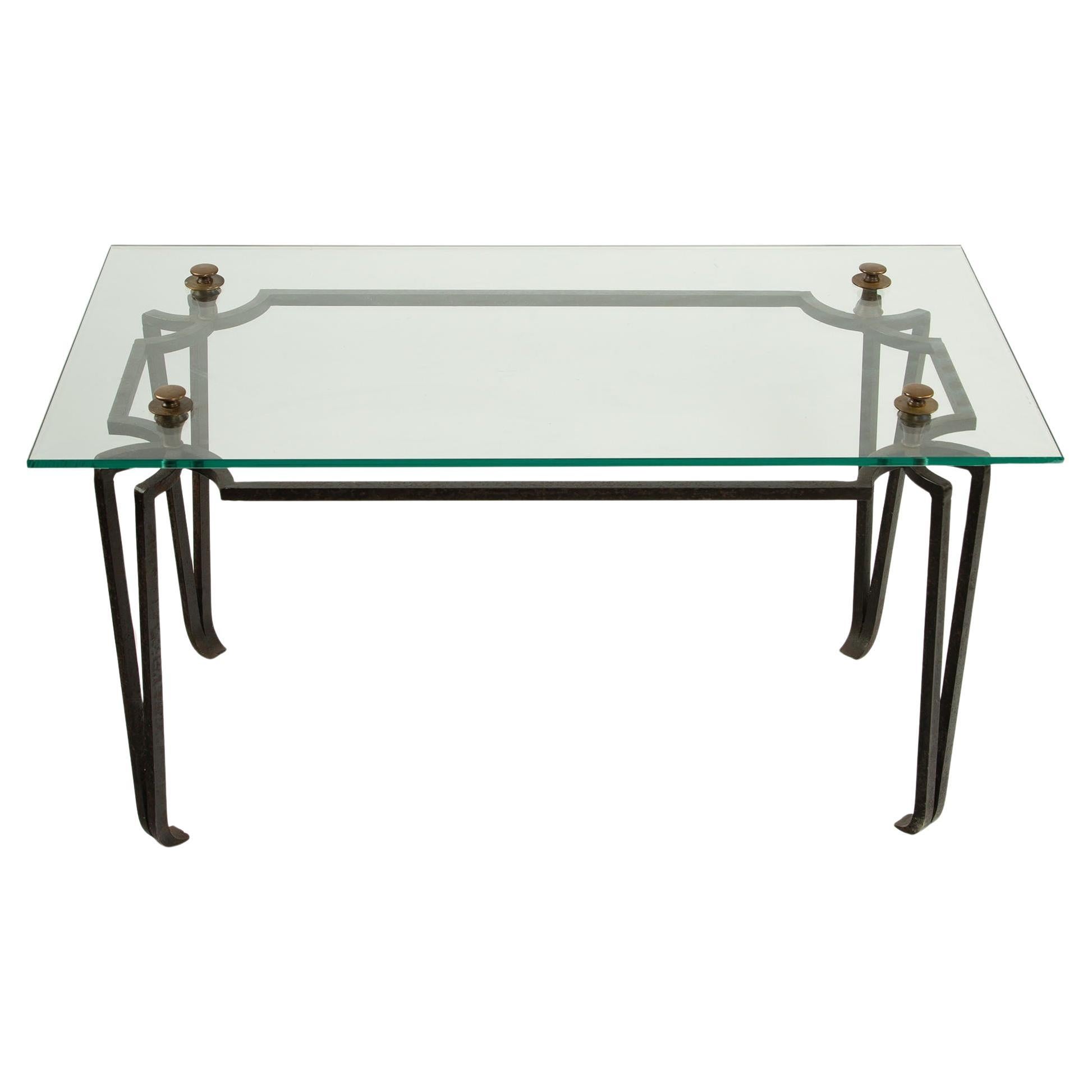 Table basse en fer forgé et verre de style Art Déco français avec épis de faîtage en bronze C.C.