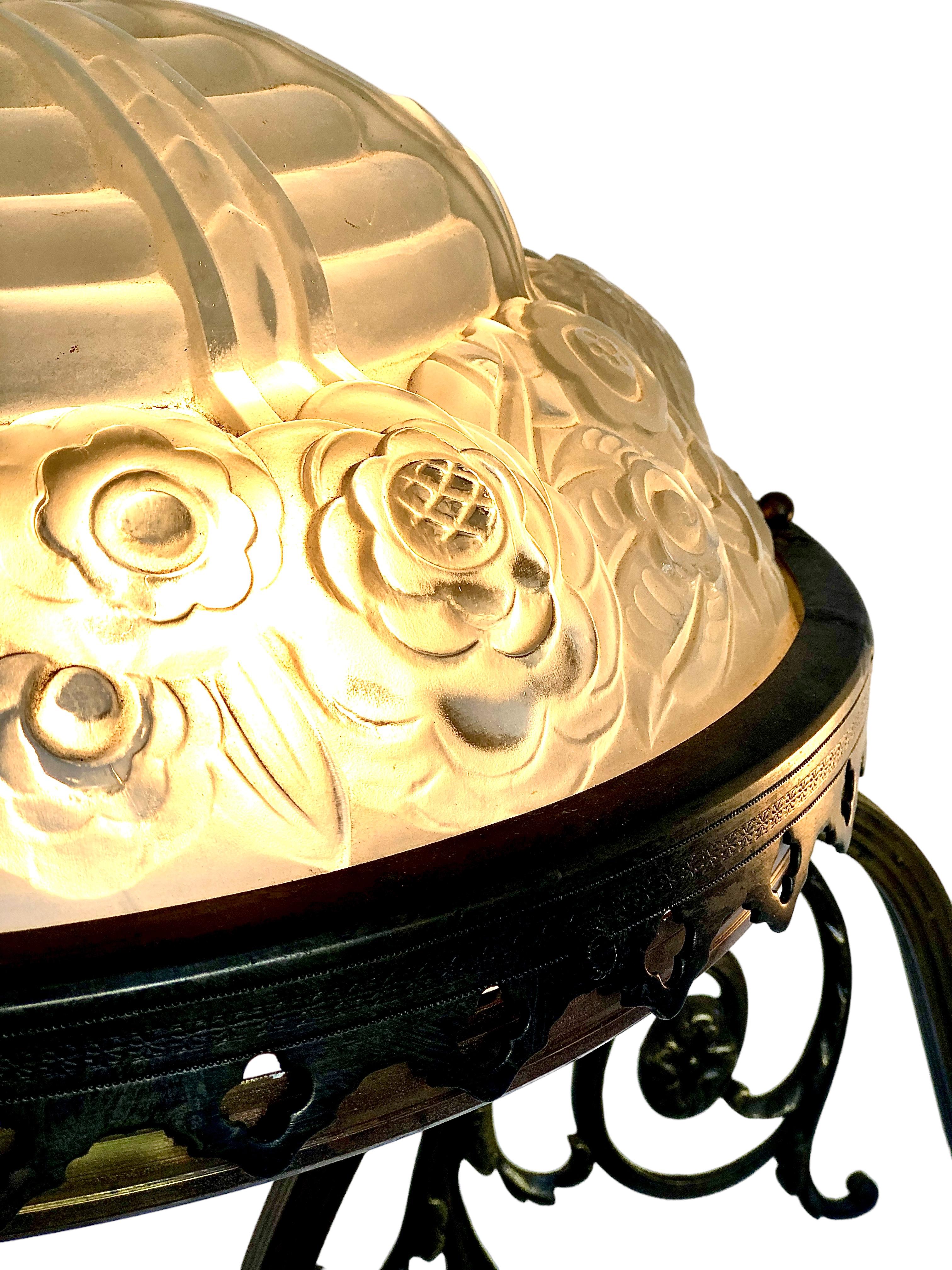 Lámpara de mesa francesa Art Déco de hierro forjado y cristal Art Decó en venta