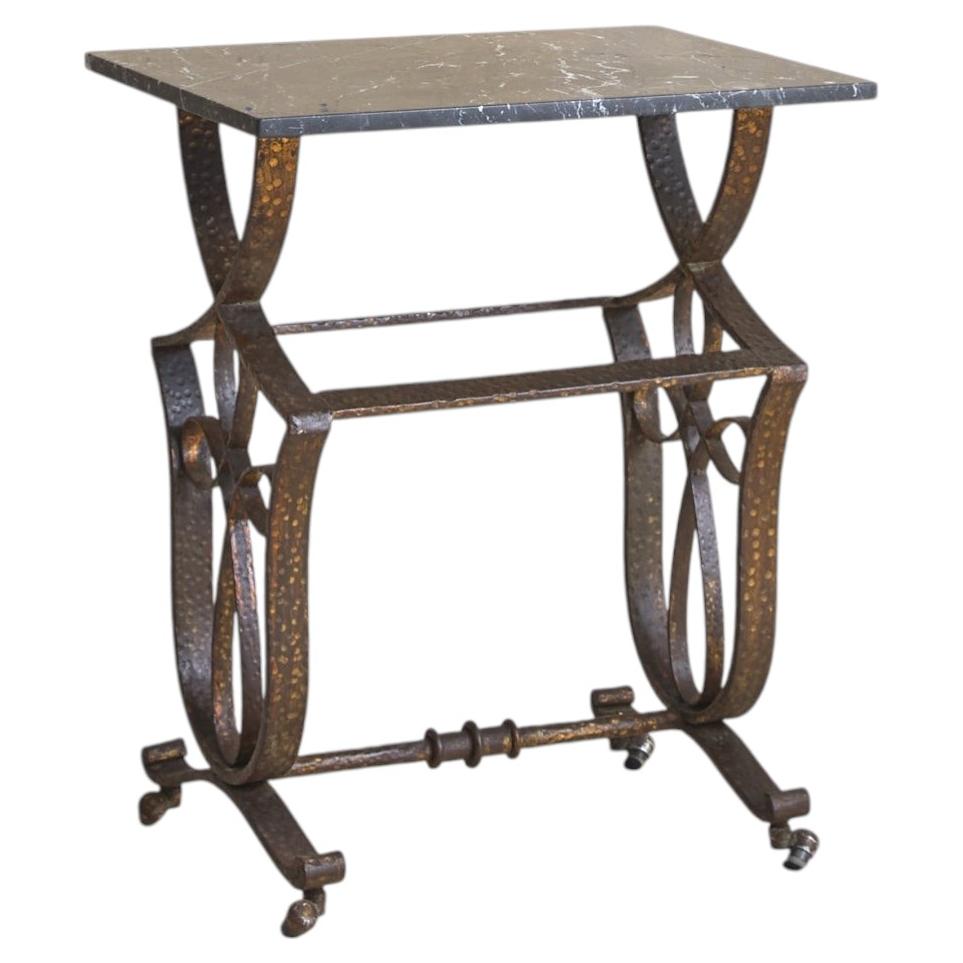 Beistelltisch im französischen Art-Déco-Stil aus Schmiedeeisen und schwarzem Fossil-Marmor, 1940er Jahre im Angebot