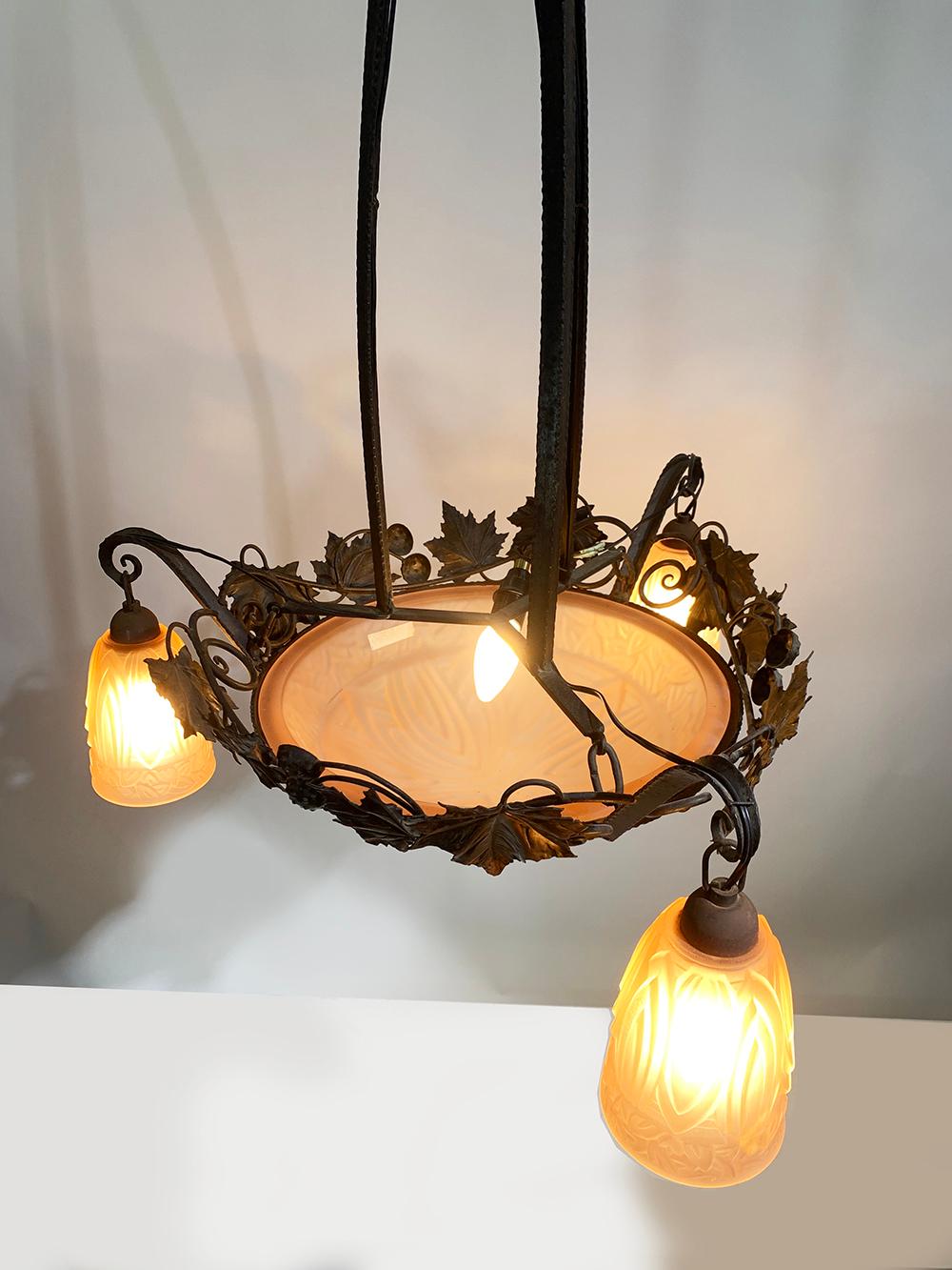 French Art Deco Wrought Iron Chandelier by Schneider In Good Condition For Sale In Beirut, LB