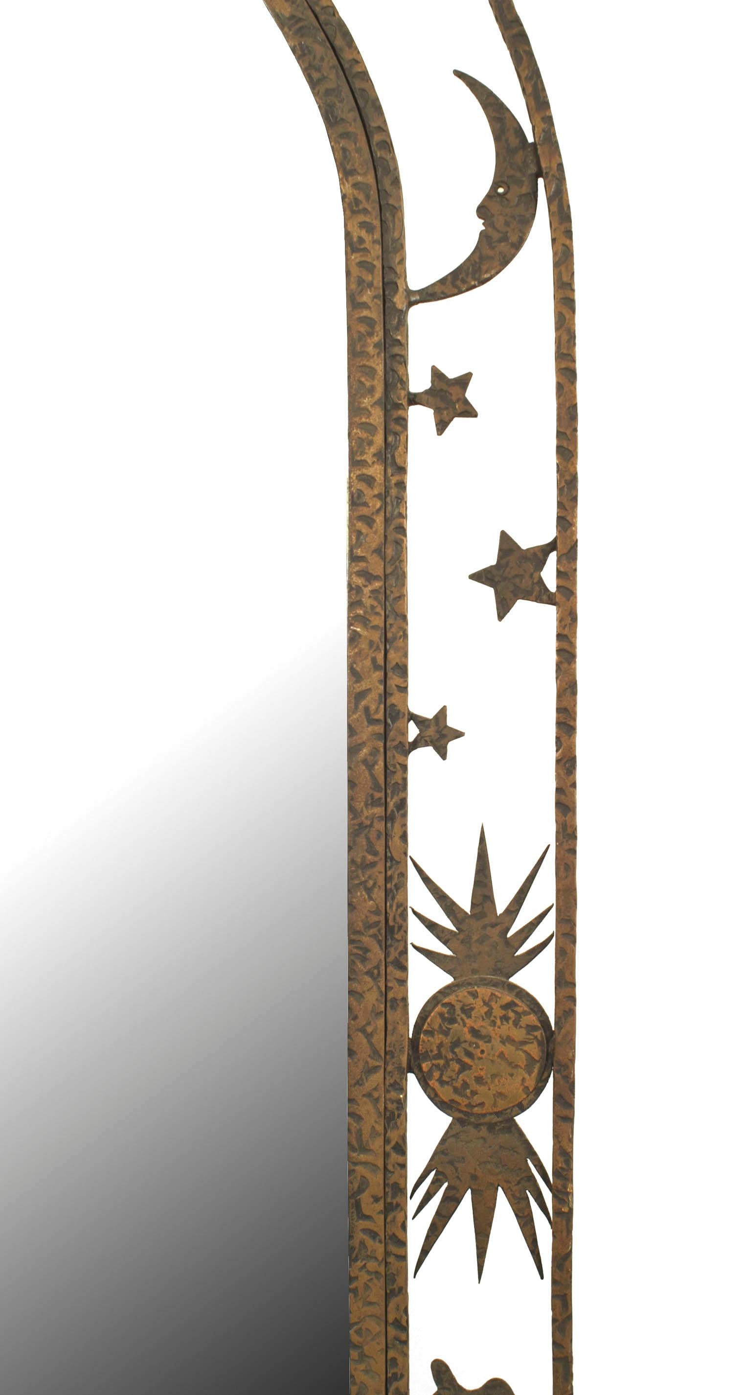 Miroir chevalier en fer forgé Art Déco français, avec un sommet en forme d'arc et une bordure filigranée ouverte sur une base rectangulaire en gradins.
 