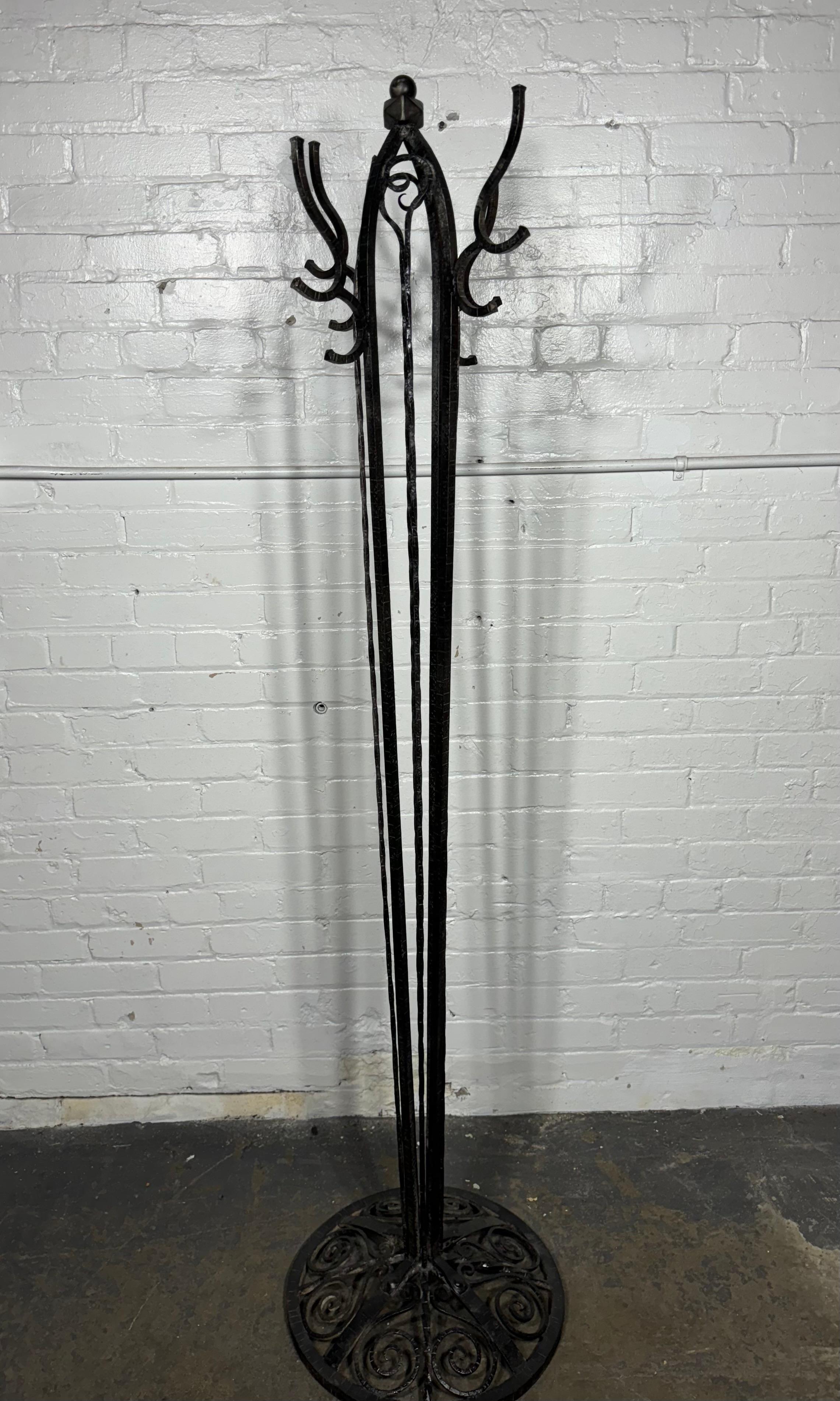 Porte-manteau en fer forgé Art Déco, d'après Edgar Brandt Bon état - En vente à Buffalo, NY