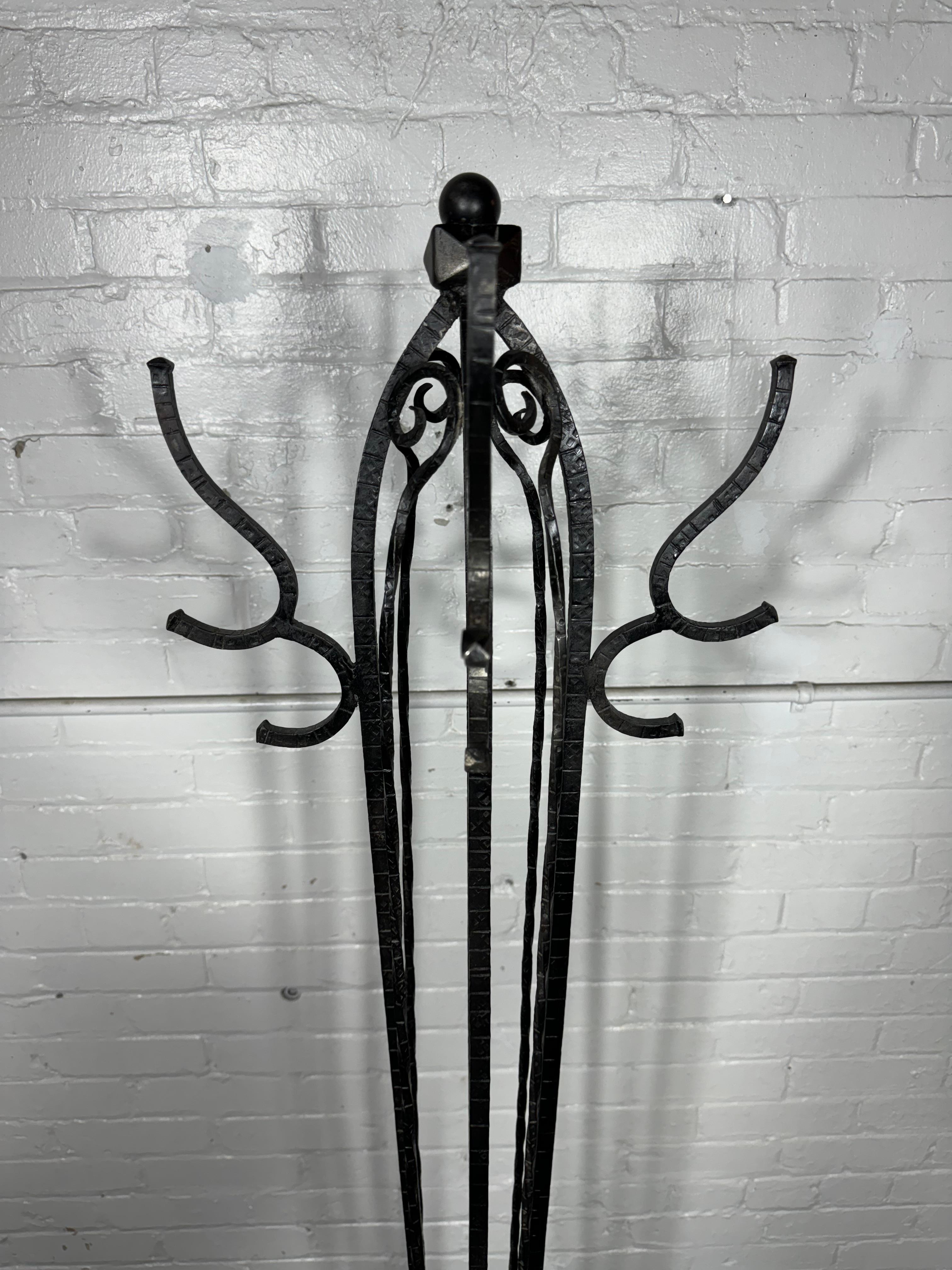 Fer forgé Porte-manteau en fer forgé Art Déco, d'après Edgar Brandt en vente