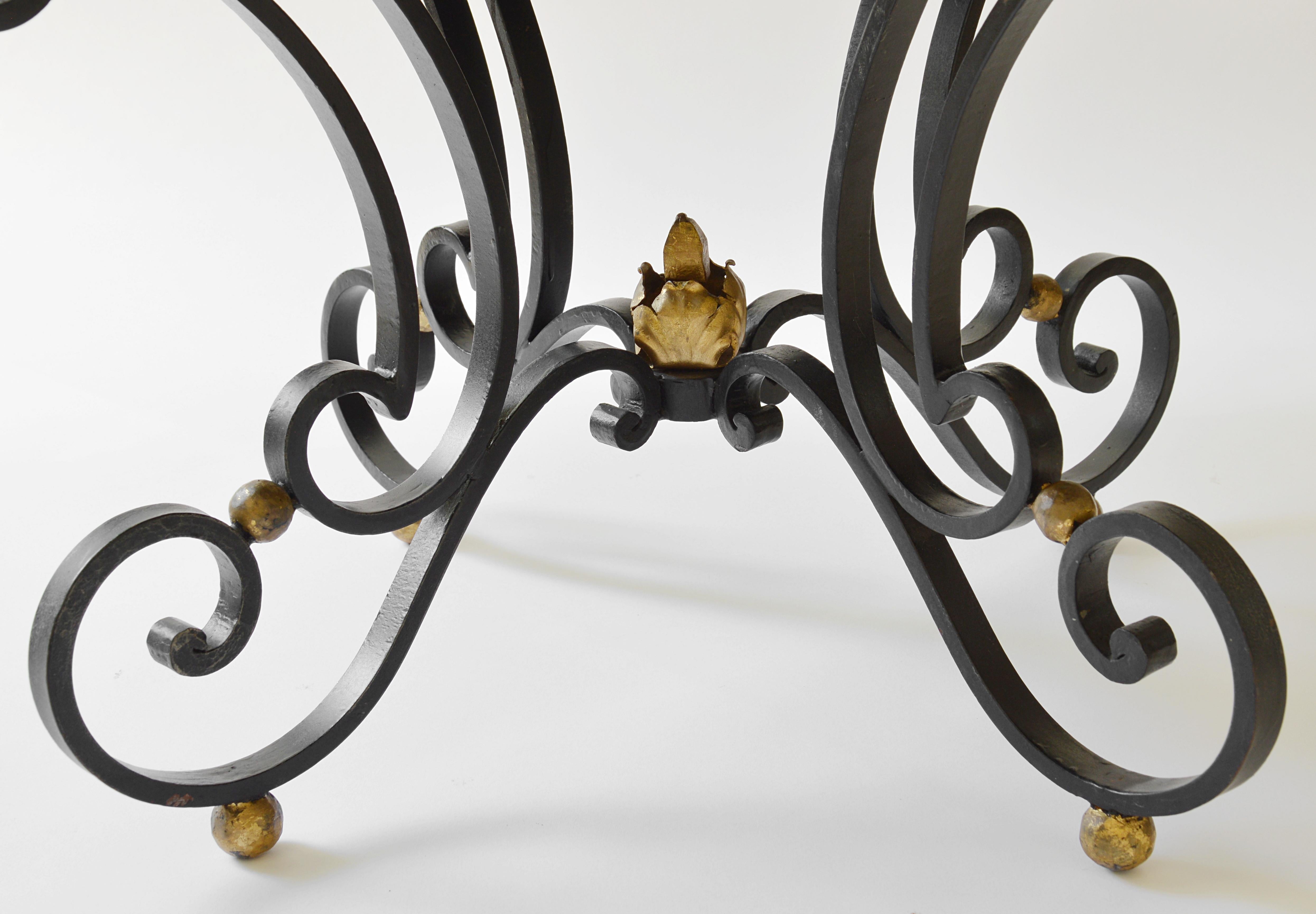 Milieu du XXe siècle Table basse Art déco française en fer forgé et verre gravé Milky Way, fin des années 1930 en vente