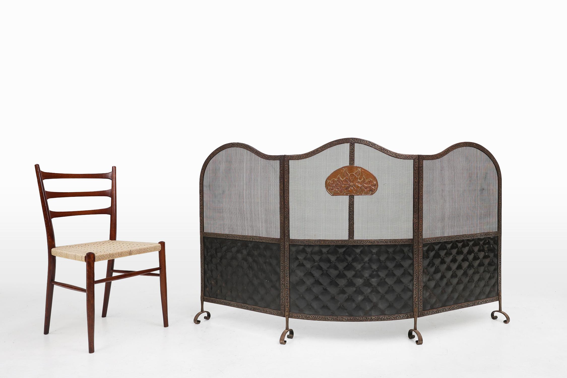 France  / 1915 / fire screen / rough iron / Art Deco / Art Nouveau / Mid-century

A large Art Deco wrought iron fireplace screen with 3 panels. Crafted in France around 1915. This exquisite piece serves as a protective barrier against sparks and