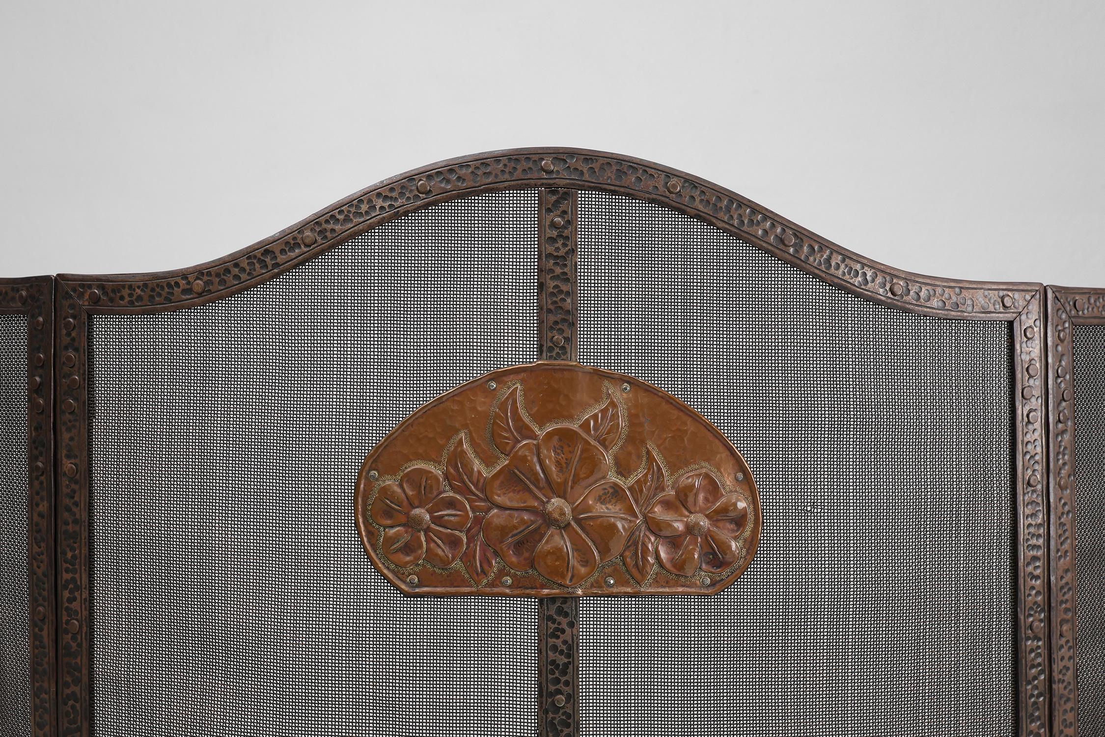 French Art Deco wrought iron fireplace screen with 3 panels In Good Condition For Sale In Meulebeke, BE