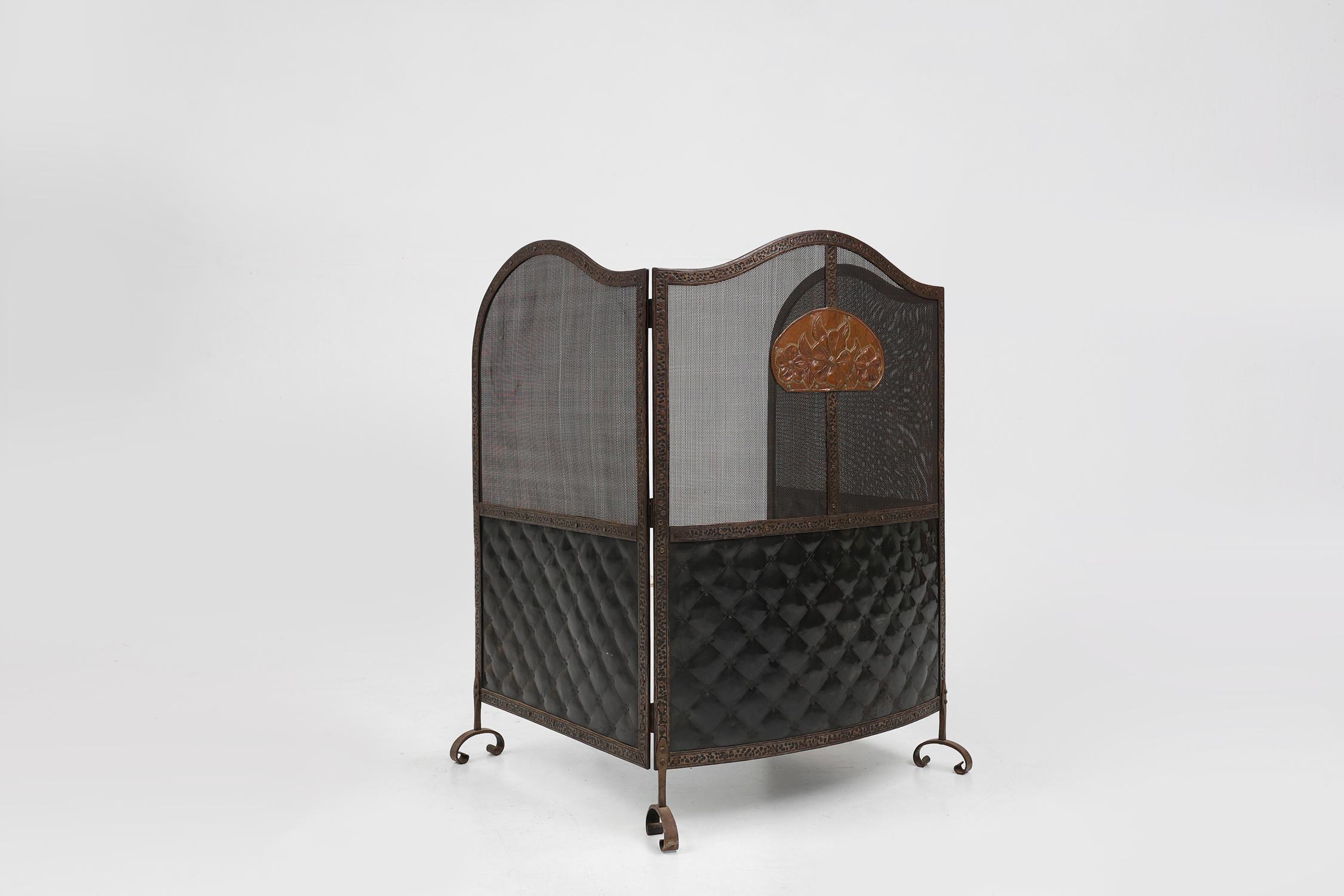 French Art Deco wrought iron fireplace screen with 3 panels For Sale 1