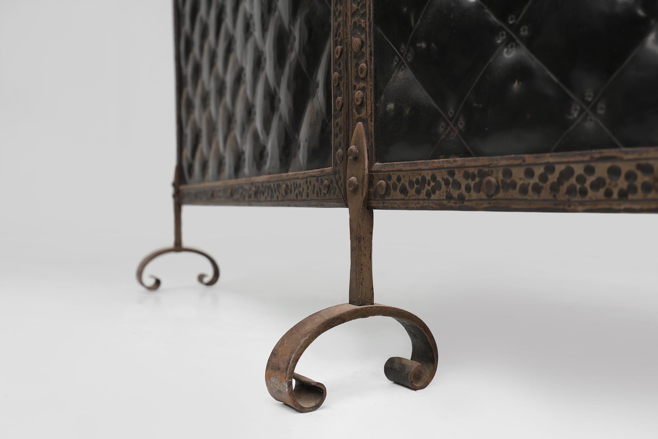 French Art Deco wrought iron fireplace screen with 3 panels For Sale 4