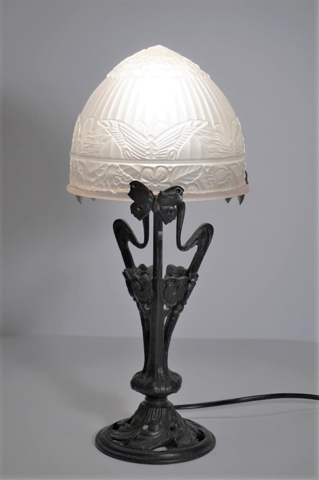 French Art Deco Wrought Iron Frosted Art Glass Table Lamp In Good Condition In Frankfurt am Main, DE