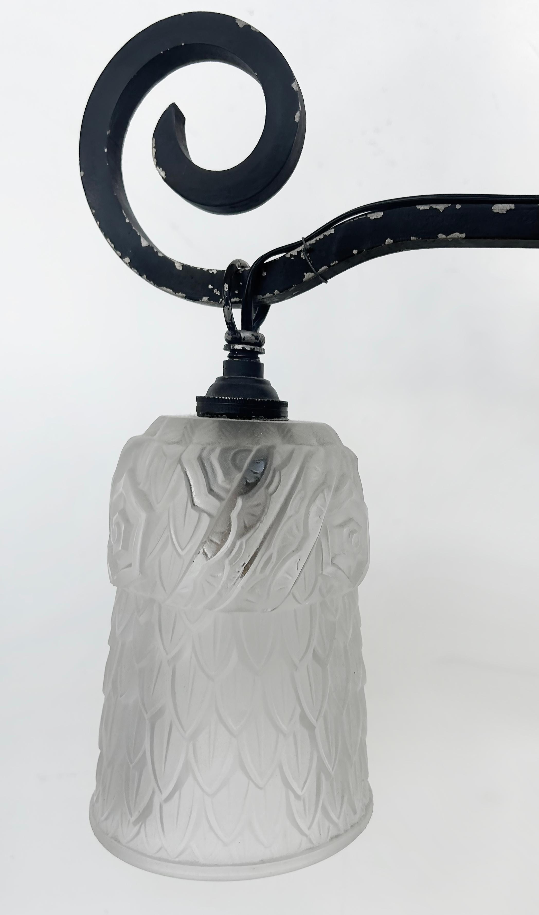 Lustre Art Déco en fer forgé et verre, I Muller Freres Attribué, c1930 en vente 5
