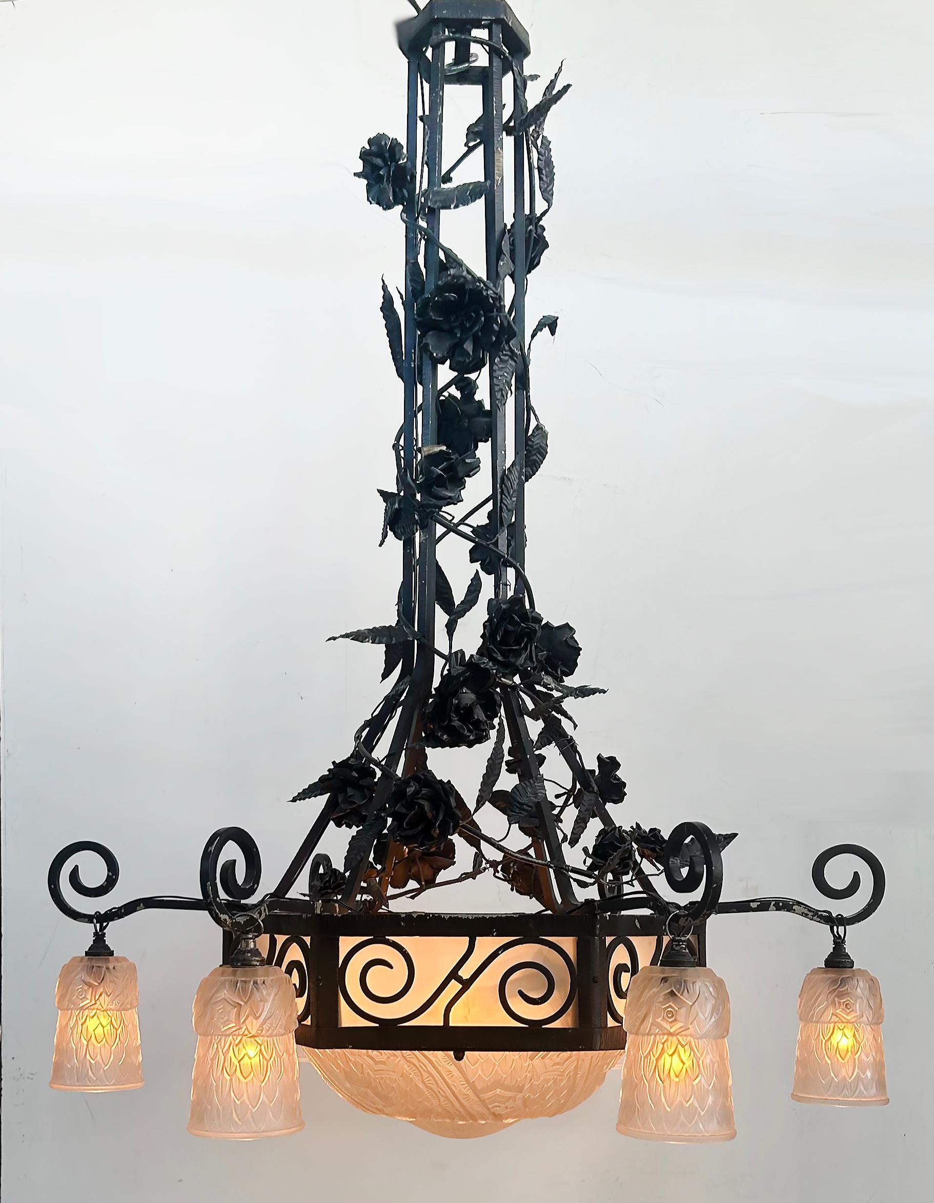 Français Lustre Art Déco en fer forgé et verre, I Muller Freres Attribué, c1930 en vente