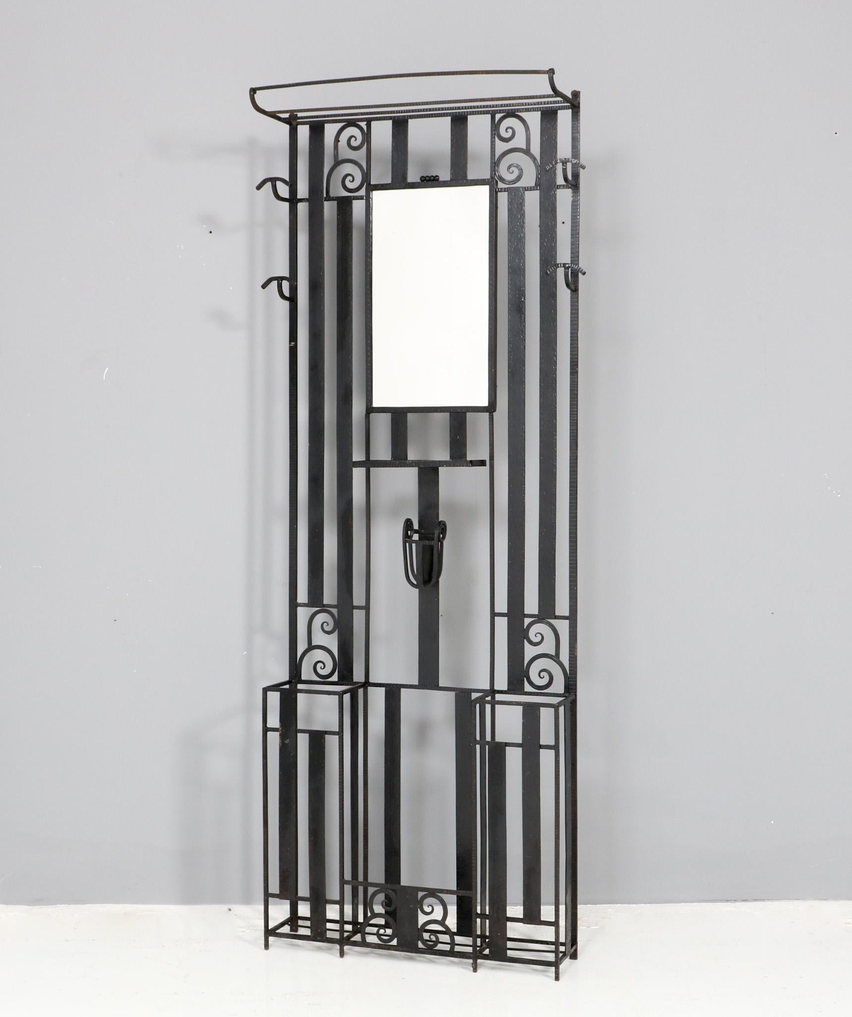 Stunning Art Deco hall tree or port-manteau
The design is in the style of the famous designer Edgar Brandt.
Striking French design from the 1930s.
Patinated hammered and wrought iron frame with hatrack and mirror.
Four original hammered and wrought