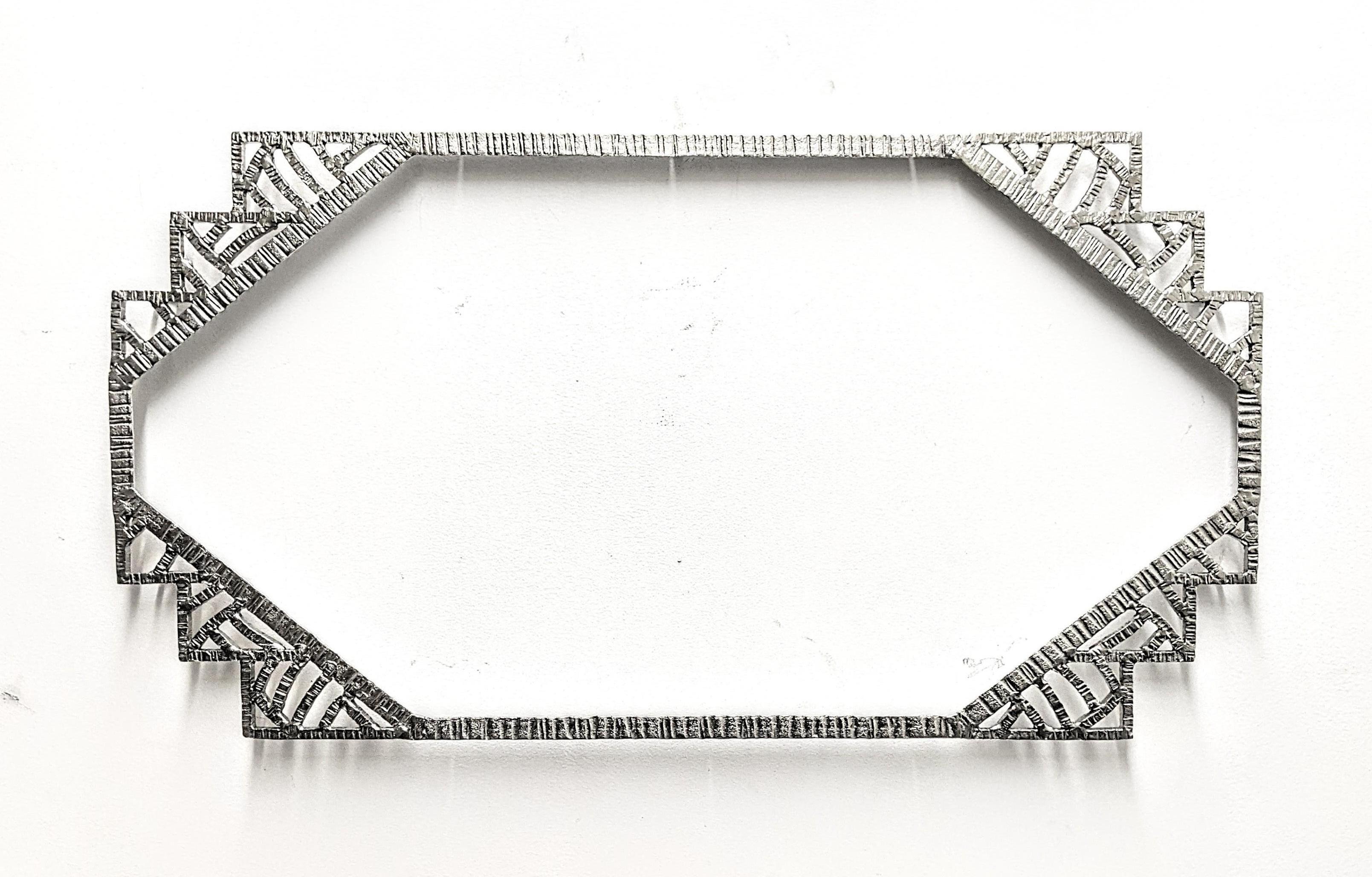 Miroir en fer forgé Art Déco français avec des motifs géométriques complexes. Le cadre a été replaqué en nickel. Le miroir peut être utilisé horizontalement ou verticalement. Inclus avec un nouveau miroir biseauté. Nous sommes la rare source qui se