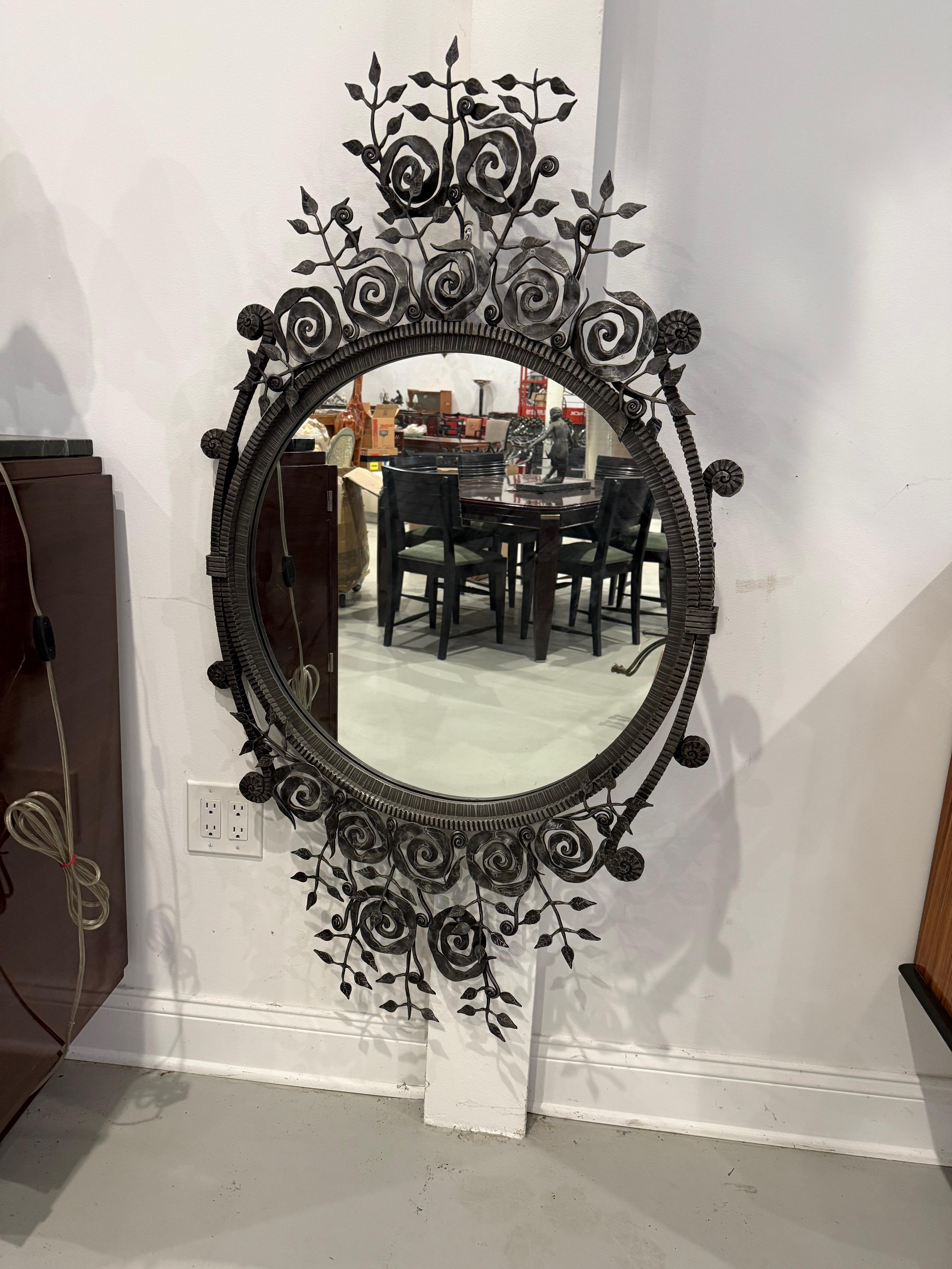 Specchio francese Art Deco in ferro battuto. La cornice presenta intricati dettagli deco con motivi floreali e geometrici.  Può essere ri-placcato su richiesta  Lo specchio è pronto per essere appeso. 

  
