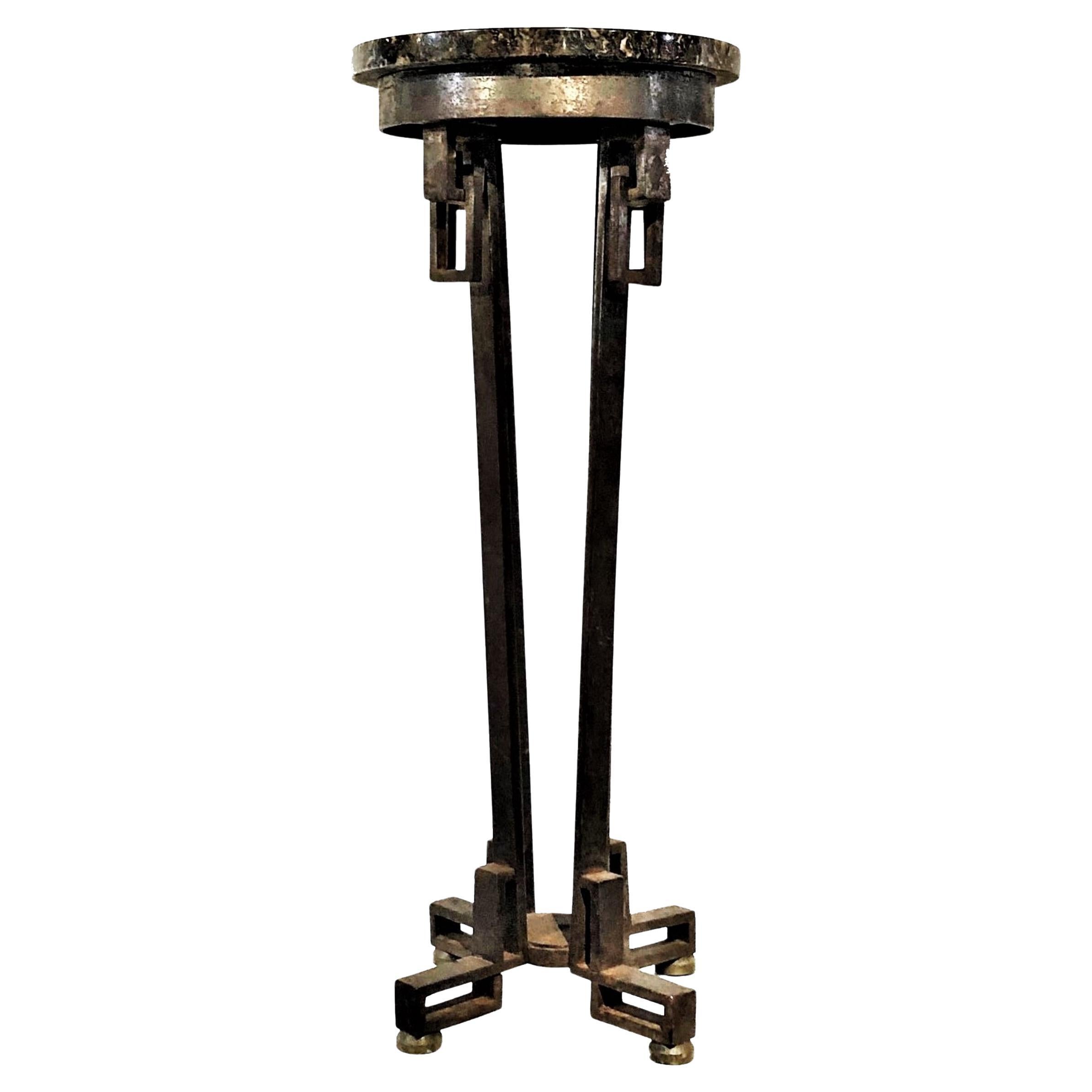 Französisches Art Deco Pedestal aus Schmiedeeisen mit Marmorplatte, ca. 1920er Jahre