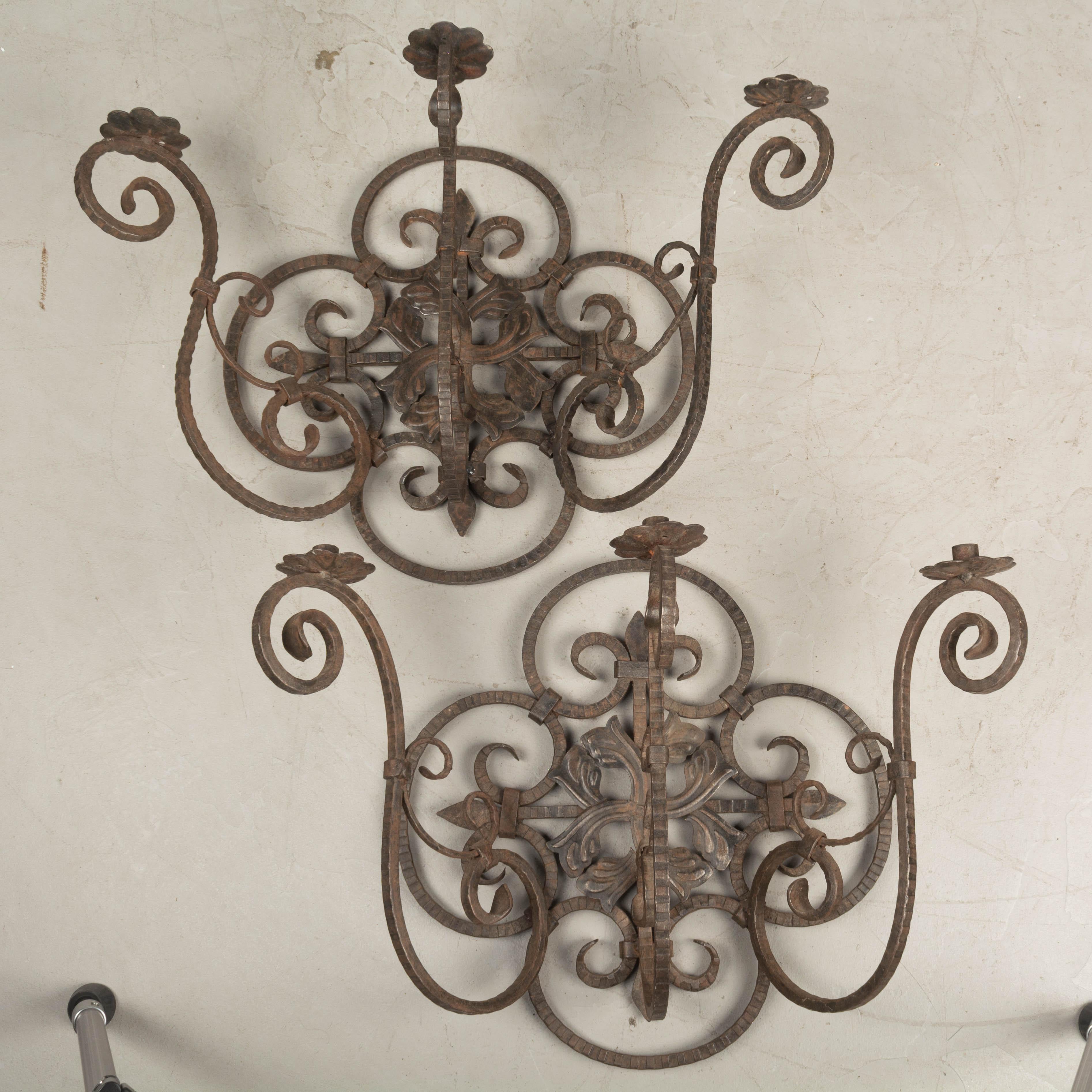 French Art Deco Wrought Iron Sconces Pair In Good Condition For Sale In Winter Park, FL