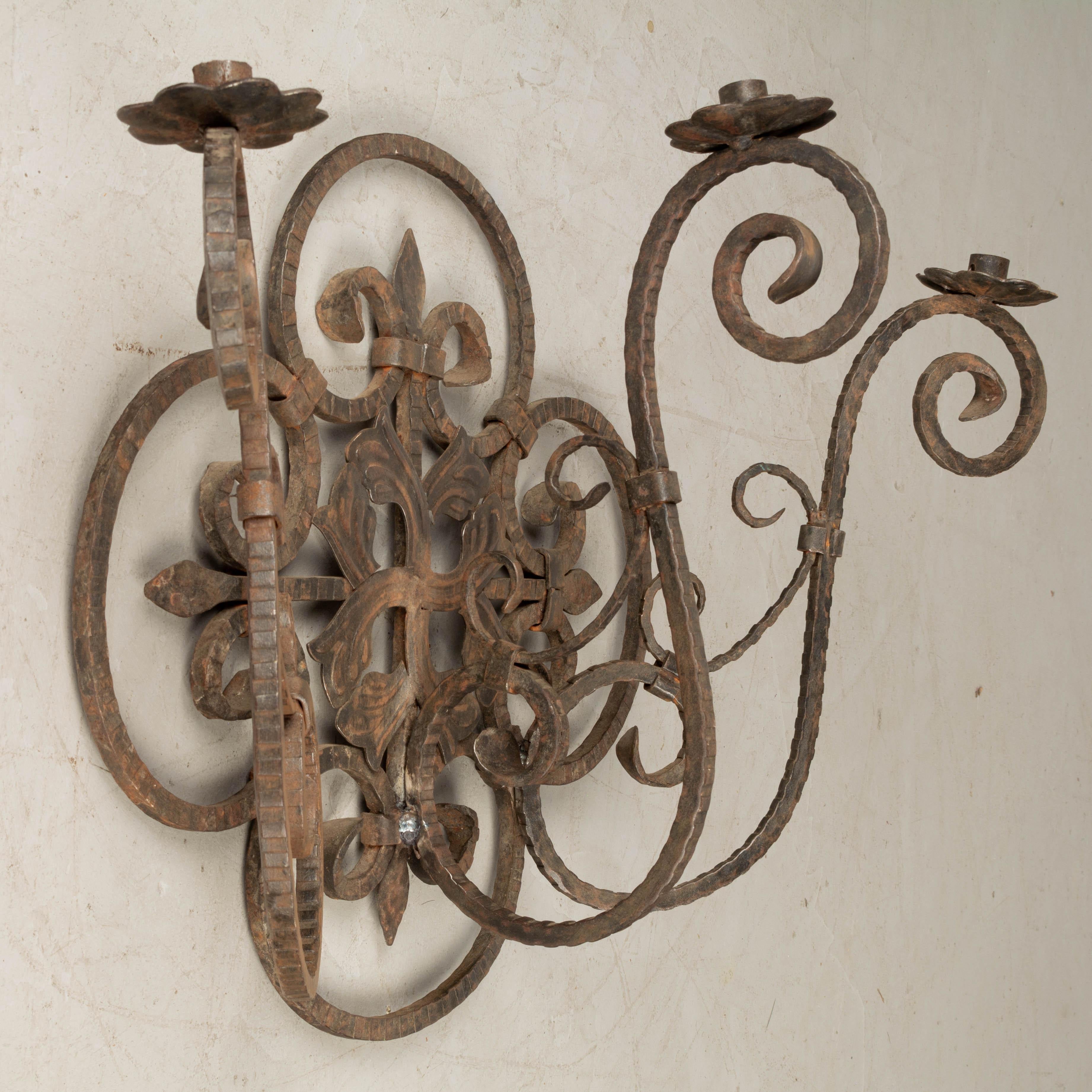 Coppia di appliques in ferro battuto in stile Art Déco francese in vendita 2