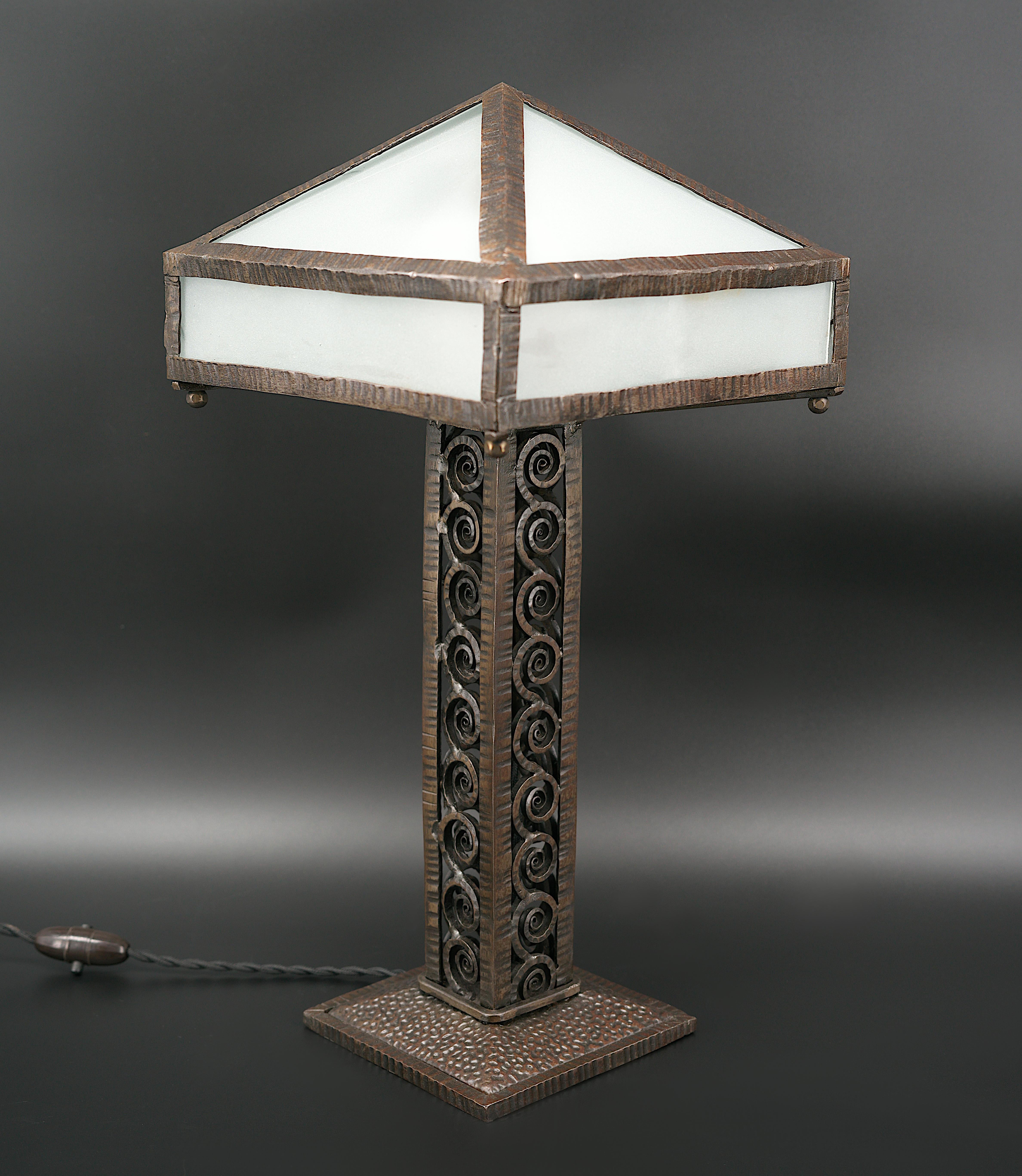 French Art Deco table lamp, France, 1920s. Very beautiful wrought iron work for this square section base. Opaque glass plates forming a lampshade. Height : 20.3
