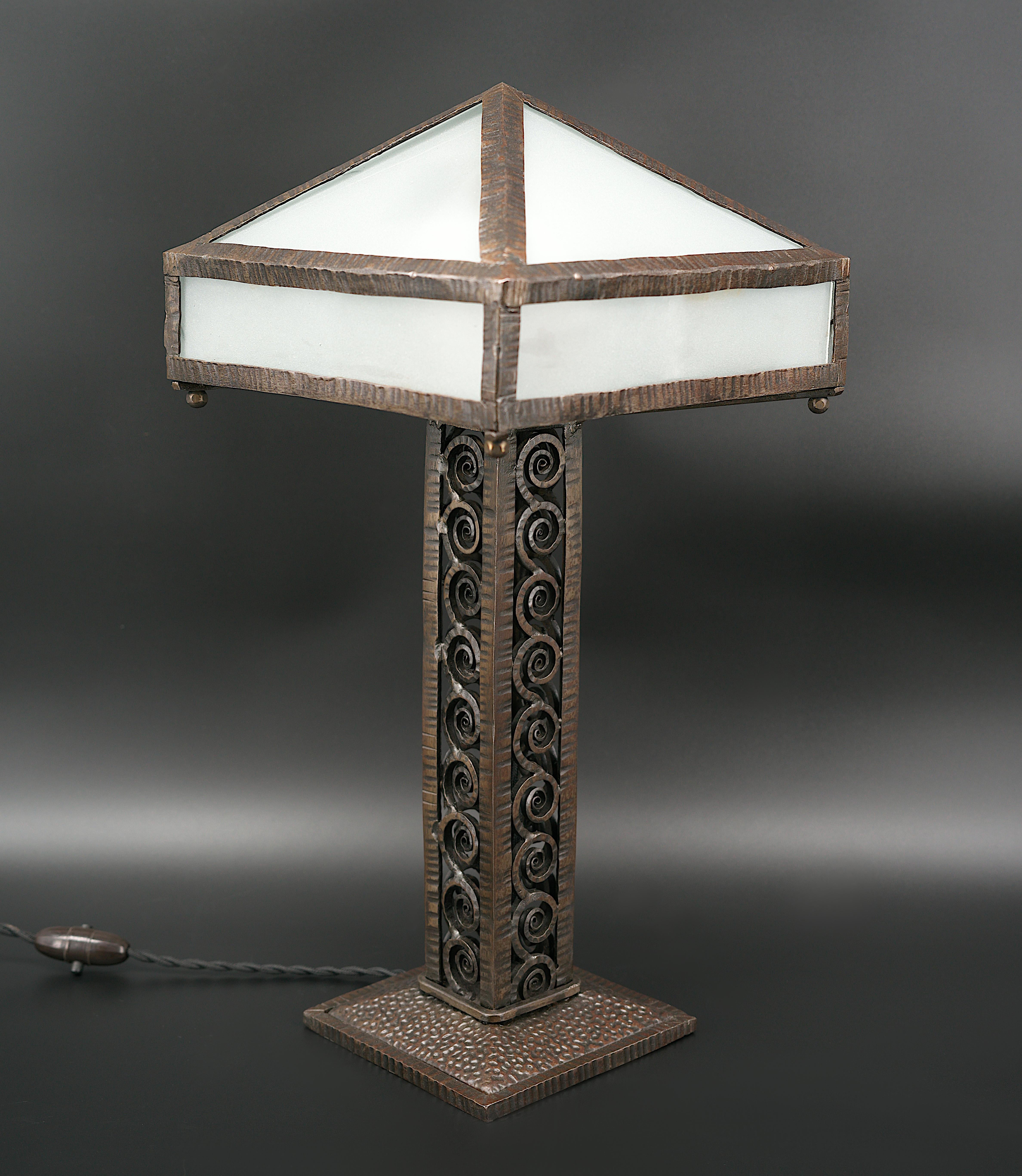 Lámpara de mesa francesa Art Déco, Francia, años 1920. Muy bonito trabajo de hierro forjado para esta base de sección cuadrada. Placas de vidrio opaco que forman una pantalla de lámpara. Altura : 51,5 cm (20,3