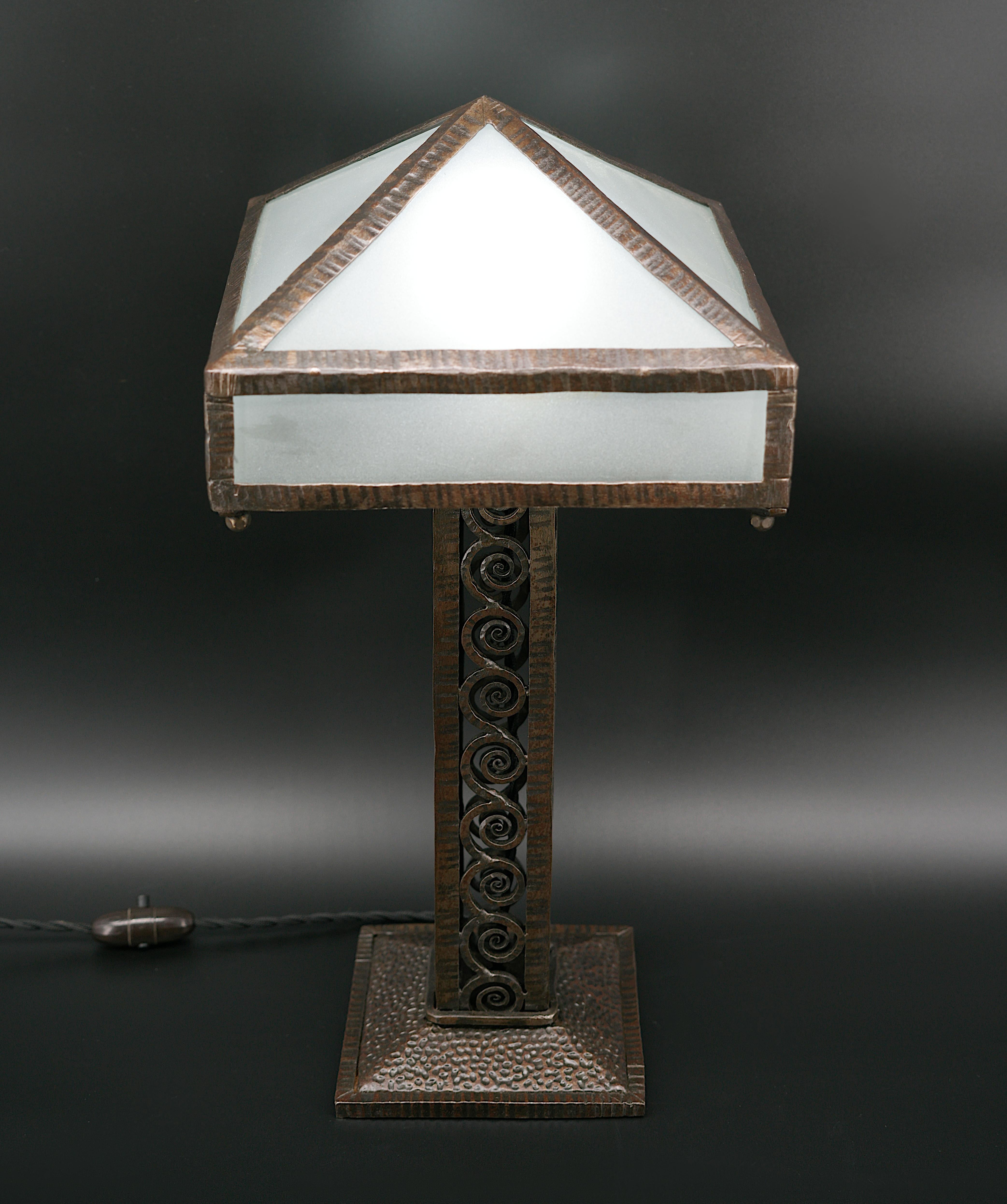 French Art Deco Wrought-iron Table Lamp, 1920s In Excellent Condition For Sale In Saint-Amans-des-Cots, FR