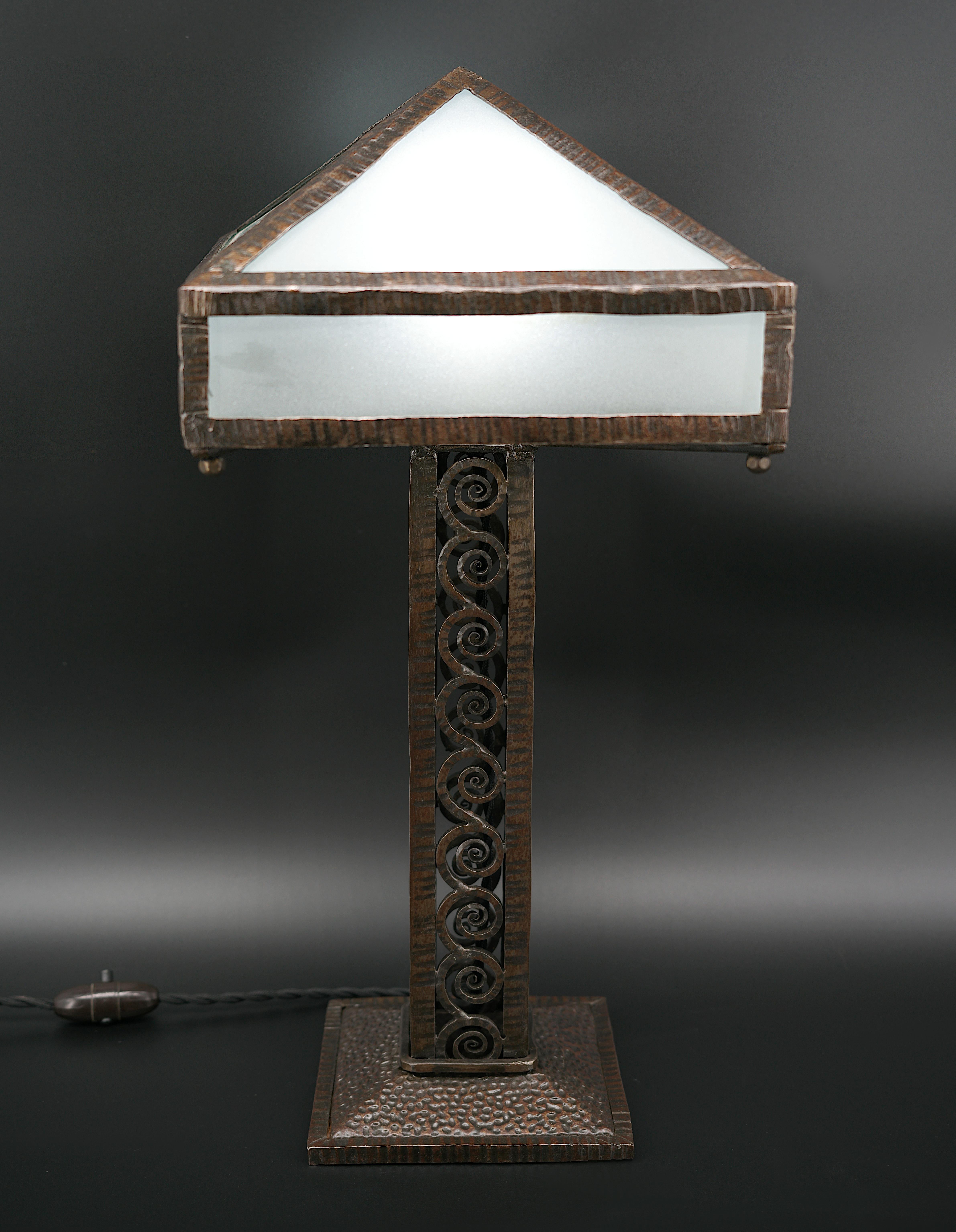 Lampe de table Art déco française en fer forgé, années 1920 Excellent état - En vente à Saint-Amans-des-Cots, FR